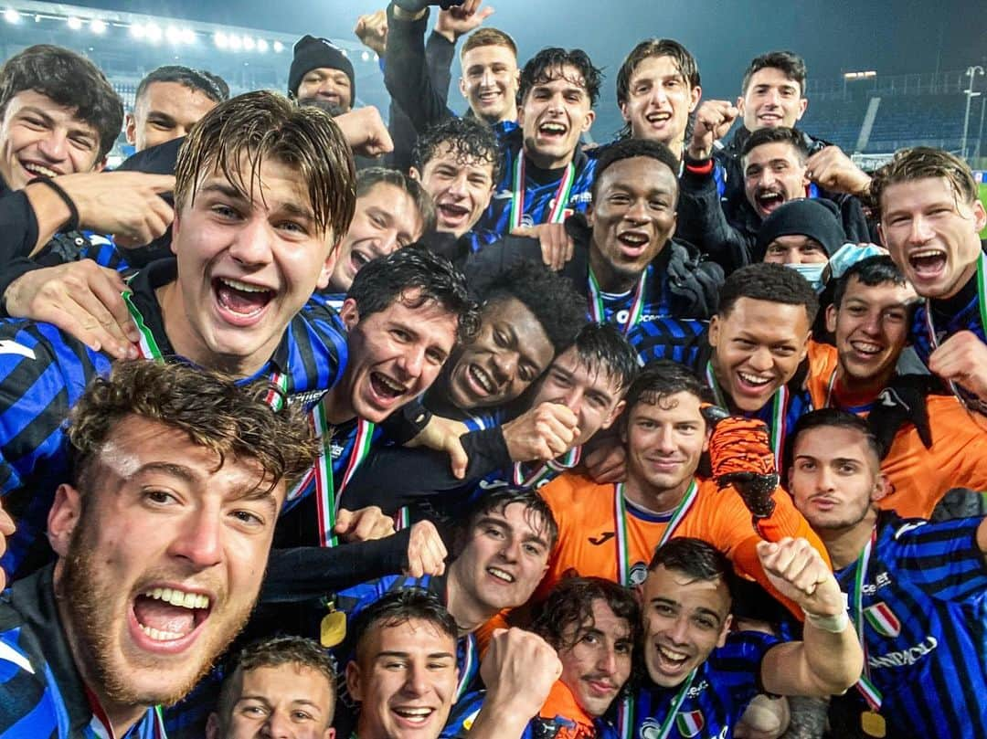 アタランタBCさんのインスタグラム写真 - (アタランタBCInstagram)「🤳𝙎𝙪𝙥𝙚𝙧 selfie 😁🏆 ⠀ #FridayFeeling 🤩 #GoAtalantaGo ⚫️🔵 #Atalanta #BergAMO #ForzaAtalanta #AtalantaPrimavera」1月22日 19時13分 - atalantabc