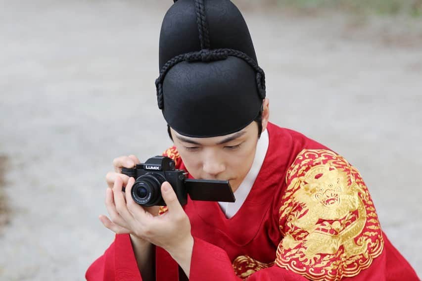 キム・ジョンヒョンのインスタグラム：「구와 신의 만남. 타오르는 예술혼  #루믹스 #타오르는단풍  #토요일다왔니 #철인왕후 #쭈구리는안비밀」