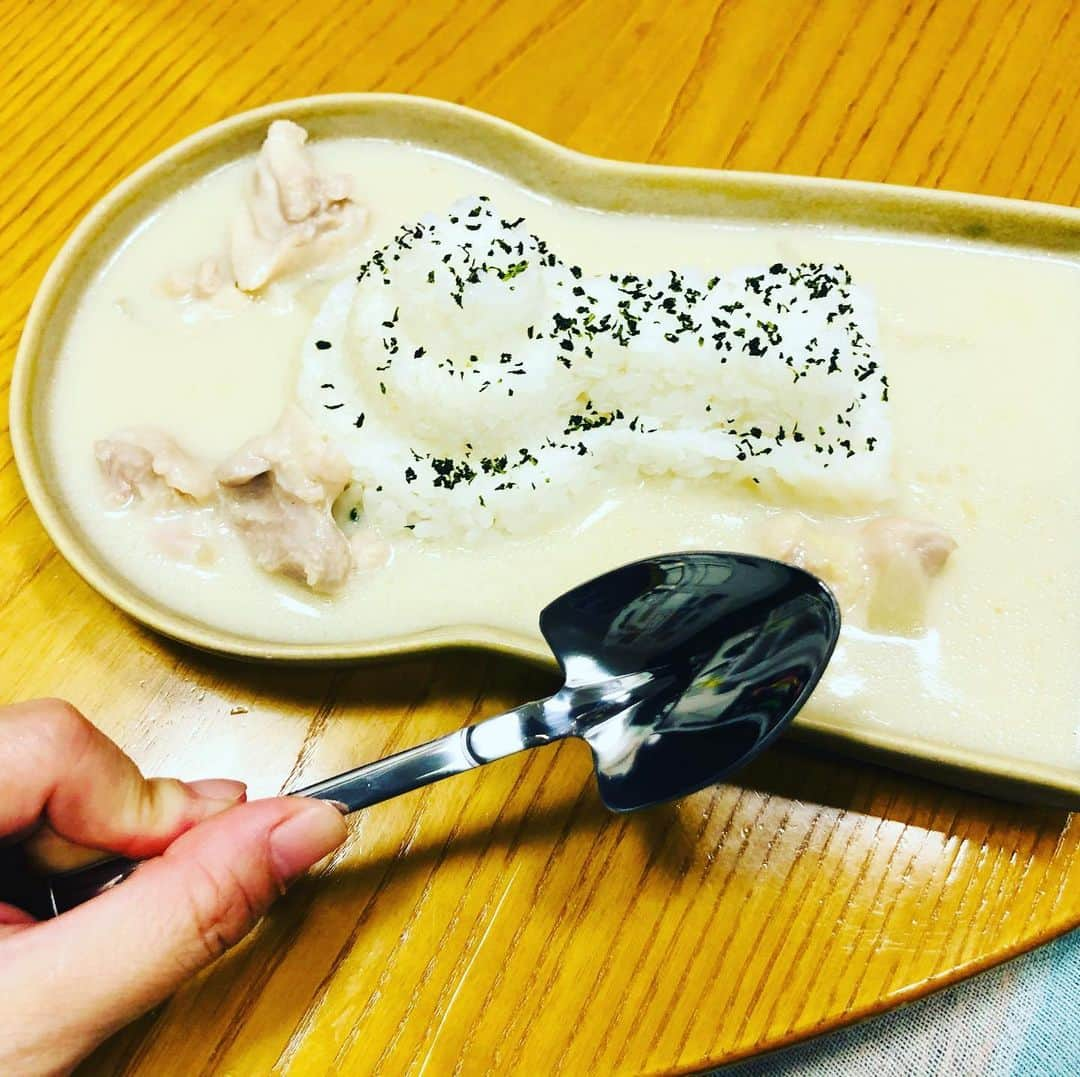 水谷さるころさんのインスタグラム写真 - (水谷さるころInstagram)「古墳飯築造してしまった。夜は白米食べない事にしてるのに…。シチューだったから…つい…。そして、見た目重視で「かおり」をかけた。それでもやっぱり白かった。しかしコレはものすごくいいアイテム。キレイに抜けた！　買って良かった！　#古墳グッズ　#ならいろは　＃古墳飯」1月22日 19時07分 - salucoro