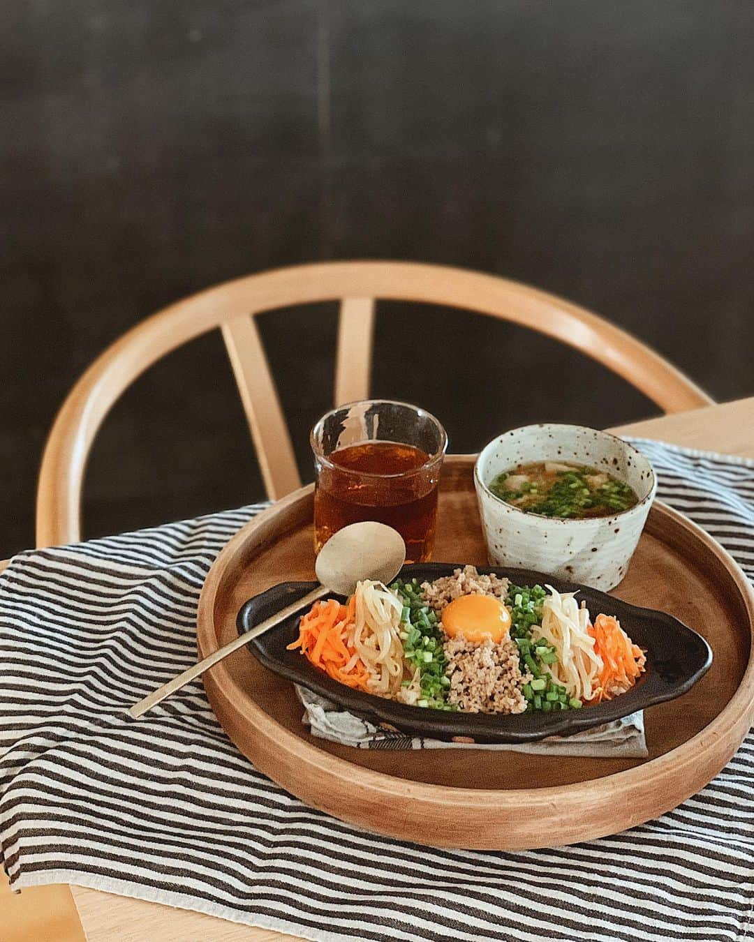 Natsuko Motoiのインスタグラム：「少し前のお昼ごはん。 . . . #lunch #ランチ #お昼ごはん  #インテリア #おうちごはん　#おうちごはんlover  #おうちカフェ #暮らしを楽しむ #vscofood #foodvsco  #igersjp #うつわ #フーディーテーブル #wp_deli_japan」