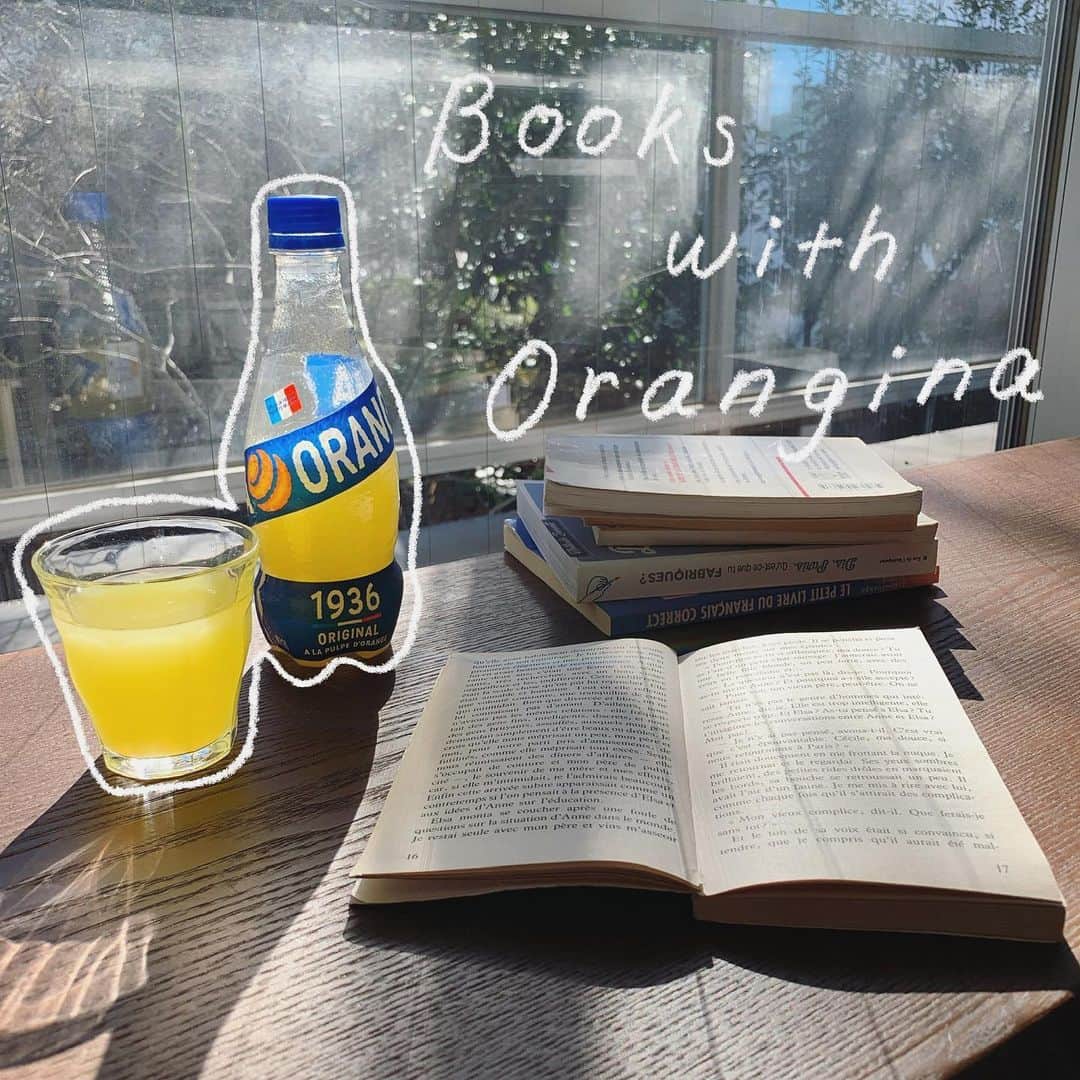 Orangina オランジーナ公式さんのインスタグラム写真 - (Orangina オランジーナ公式Instagram)「Bonjour 🇫🇷  家で過ごす時間が増えて、これまでできなかったことややりたかったことを満喫している方も多いのでは？   こんな小春日和の日には、窓辺でのんびり読書もよいですね📖   あたたかい冬の陽ざしを感じながら、静かに好きな本を開く🤲  最高のひとときですね✨  外はまだ寒いけど、冷たいオランジーナで頭はすっきりです🍊   素敵な週末を☺️  #orangina #France #Soda #オランジーナ #フランス生まれ #炭酸飲料 #フランス #パリ」1月22日 19時08分 - orangina_jp