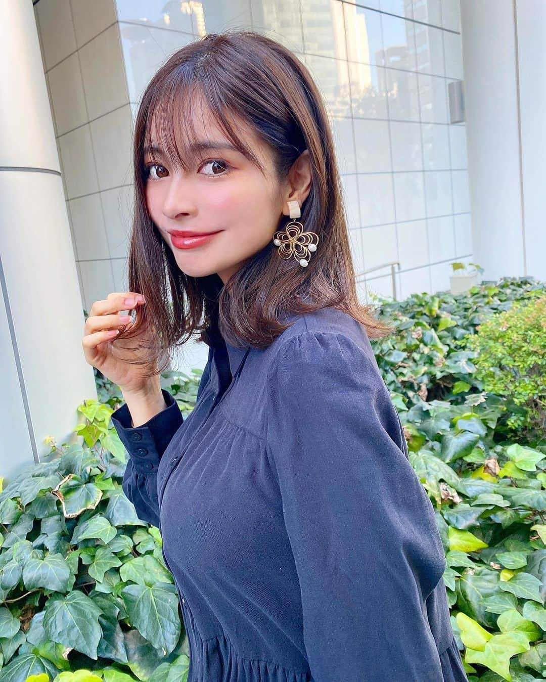 得あゆさんのインスタグラム写真 - (得あゆInstagram)「new hair🤎🤍🤎🤍 大阪で美容室行くならここ🤍 @naoki.hair さんにお任せしましたっ 友達に紹介してもらって 可愛いヘアスタイル沢山なので 安心しておまかせできました〜🤍 ・ lipはプロデュースしてる @anakiss.official 💄 お気に入りの口紅塗ってから 重ねるのにハマってる❤️ うるうる❤️ぷるぷるなるよ❤️ ・ ・ ・ ・ ・ ・ ・ ・ ・ ・ ・ ・ ・ ・ ・ ・ #イメチェン#透明感#トリートメント#ヘアカラー#前髪#ヘアスタイル#美容#美容室#サロン#サロンモデル#大阪美容室#大阪#大阪グルメ#さらさら#ヘアカット#ナチュラルメイク#ミディアムヘア#ボブ#お洒落さんと繋がりたい#女子力#インスタ映え#撮影#ブラックコーデ#シャツ#関西モデル#大阪サロンモデル#haircolor#hairstyle#japanesegirl#osaka」1月22日 19時08分 - tokuayu819