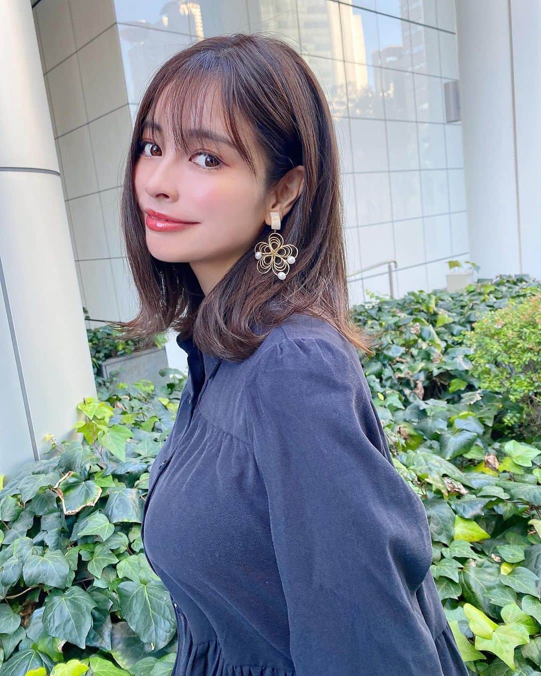のインスタグラム：「new hair🤎🤍🤎🤍 大阪で美容室行くならここ🤍 @naoki.hair さんにお任せしましたっ 友達に紹介してもらって 可愛いヘアスタイル沢山なので 安心しておまかせできました〜🤍 ・ lipはプロデュースしてる @anakiss.official 💄 お気に入りの口紅塗ってから 重ねるのにハマってる❤️ うるうる❤️ぷるぷるなるよ❤️ ・ ・ ・ ・ ・ ・ ・ ・ ・ ・ ・ ・ ・ ・ ・ ・ #イメチェン#透明感#トリートメント#ヘアカラー#前髪#ヘアスタイル#美容#美容室#サロン#サロンモデル#大阪美容室#大阪#大阪グルメ#さらさら#ヘアカット#ナチュラルメイク#ミディアムヘア#ボブ#お洒落さんと繋がりたい#女子力#インスタ映え#撮影#ブラックコーデ#シャツ#関西モデル#大阪サロンモデル#haircolor#hairstyle#japanesegirl#osaka」