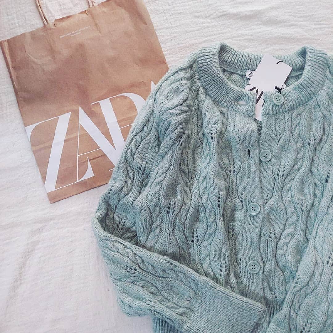 acoさんのインスタグラム写真 - (acoInstagram)「★☆★ .  久々にZARA💛  ケーブルニットカーディガン  コンパクトなシルエット。 パステルグリーン可愛い🍃💓  サイズはLにしたよ👆 .  明日か明後日は雪が降るの⛄？？ 子供は喜ぶけどワタシちっとも嬉しくない～☹️  * * #ZARA#ZARA購入品#ザラジョ#ザラ#zaraコーデ#カーディガン#ケーブルカーディガン#春カラー#ニット#置き画#置き画くら部#プチプラ」1月22日 19時09分 - happy_acoaco