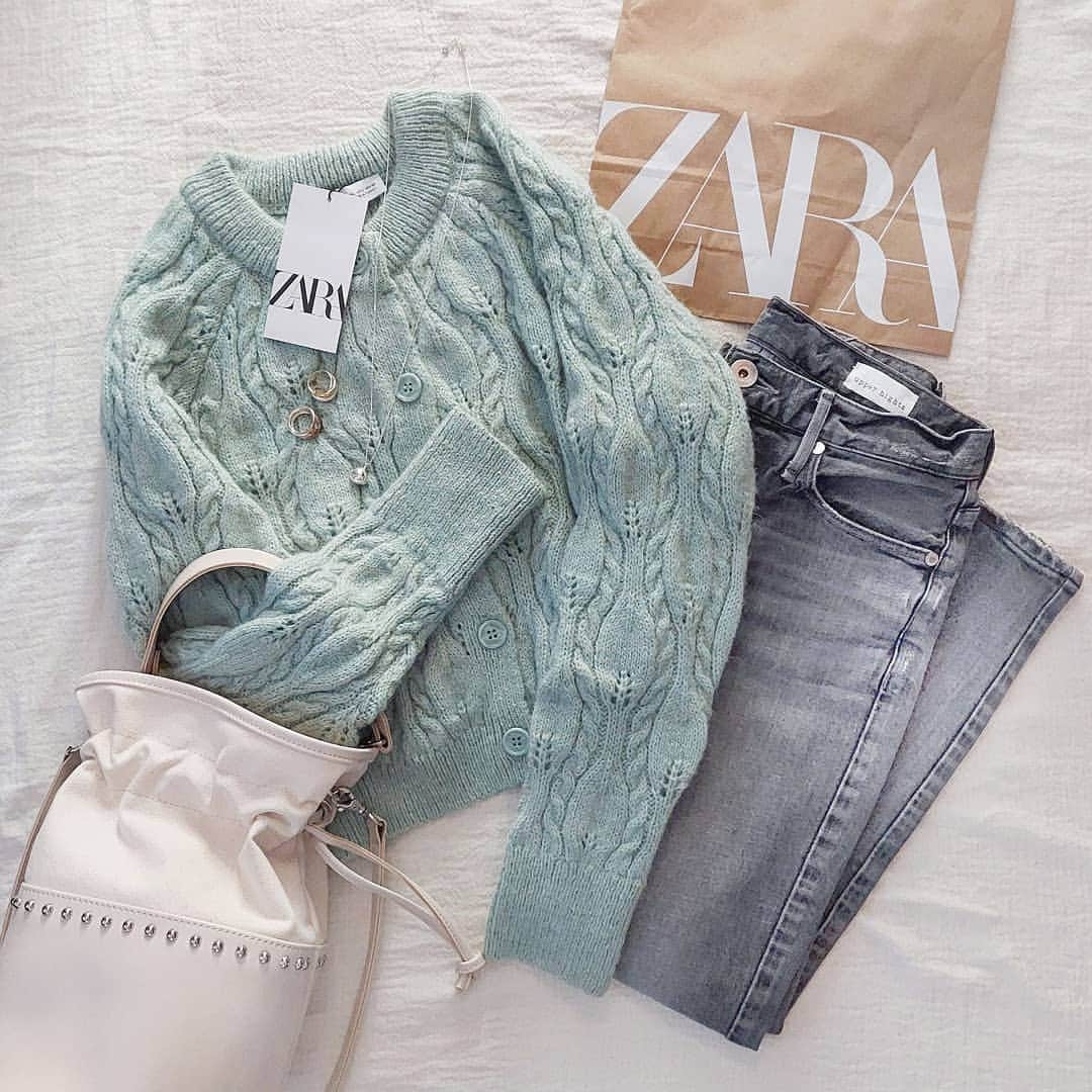acoさんのインスタグラム写真 - (acoInstagram)「★☆★ .  久々にZARA💛  ケーブルニットカーディガン  コンパクトなシルエット。 パステルグリーン可愛い🍃💓  サイズはLにしたよ👆 .  明日か明後日は雪が降るの⛄？？ 子供は喜ぶけどワタシちっとも嬉しくない～☹️  * * #ZARA#ZARA購入品#ザラジョ#ザラ#zaraコーデ#カーディガン#ケーブルカーディガン#春カラー#ニット#置き画#置き画くら部#プチプラ」1月22日 19時09分 - happy_acoaco