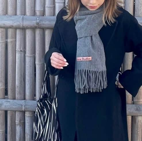 塩川裕美のインスタグラム：「. 今季新調したお気に入り❤︎ . . . . #冬服コーデ #低身長コーデ #低身長 #モノトーンコーデ #acnestudios #マフラー #ロングコート #ゼブラ柄 #しまうま #毎日コーデ #大人カジュアル #コーデ #福岡 #fashion #codenate #instagood」