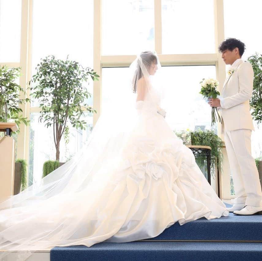 のインスタグラム：「. @weddingisland_angerobe をフォローして. 『 #アンジェローブ 』のタグで. お写真を投稿してくださいね＊*. . ——————————. .  #ダーズンローズセレモニー   ゲストから集めた 12本のバラの花束をプレゼント  その中から一輪を ご新郎様へ。 コレで2人の愛の誓いが成立❤️  感謝、誠実、幸福、信頼、希望、愛情、情熱、真実、尊敬、栄光、努力、永遠 の意味が込められた12本のバラ。  どのバラを選びますか？  . ——————————. . -アンジェローブの公式HPをcheck＊* http://www.angerobe.co.jp/sp/ -ブライダルフェアの予約はコチラから♪ http://www.angerobe.co.jp/sp/fair/ . ——————————. . ぜひ『 #アンジェローブ 』のハッシュタグで. ウェディングの写真を投稿してくださいね＊*. ステキなお写真はこちらのアカウントで. リグラムさせていただきます♪. . また『#アンジェローブ』のハッシュタグで. 投稿していただいた#アンジェ嫁 様は. 必ずフォローさせて頂きます💕  プレ花嫁さんも卒花嫁さんも. ずーっと繋がっていきましょう💕 ——————————. . #新郎新婦 #結婚式写真 #人前式 #wedding  #weddingdress #ユミカツラ #ウェディングドレス #tuxedo #桂由美  #タキシード #ダーズンローズ  #プレ花嫁 #ナチュラルウエディング #結婚式準備  #東海プレ花嫁 #名古屋プレ花嫁 #リゾート婚 #アンジェローブ  #名古屋結婚式場 #婚約 #プロポーズ #港区 #金城ふ頭 #プロポーズ花束 #海外挙式 #結婚式どうしよう #コロナに負けるな #12本のバラ」