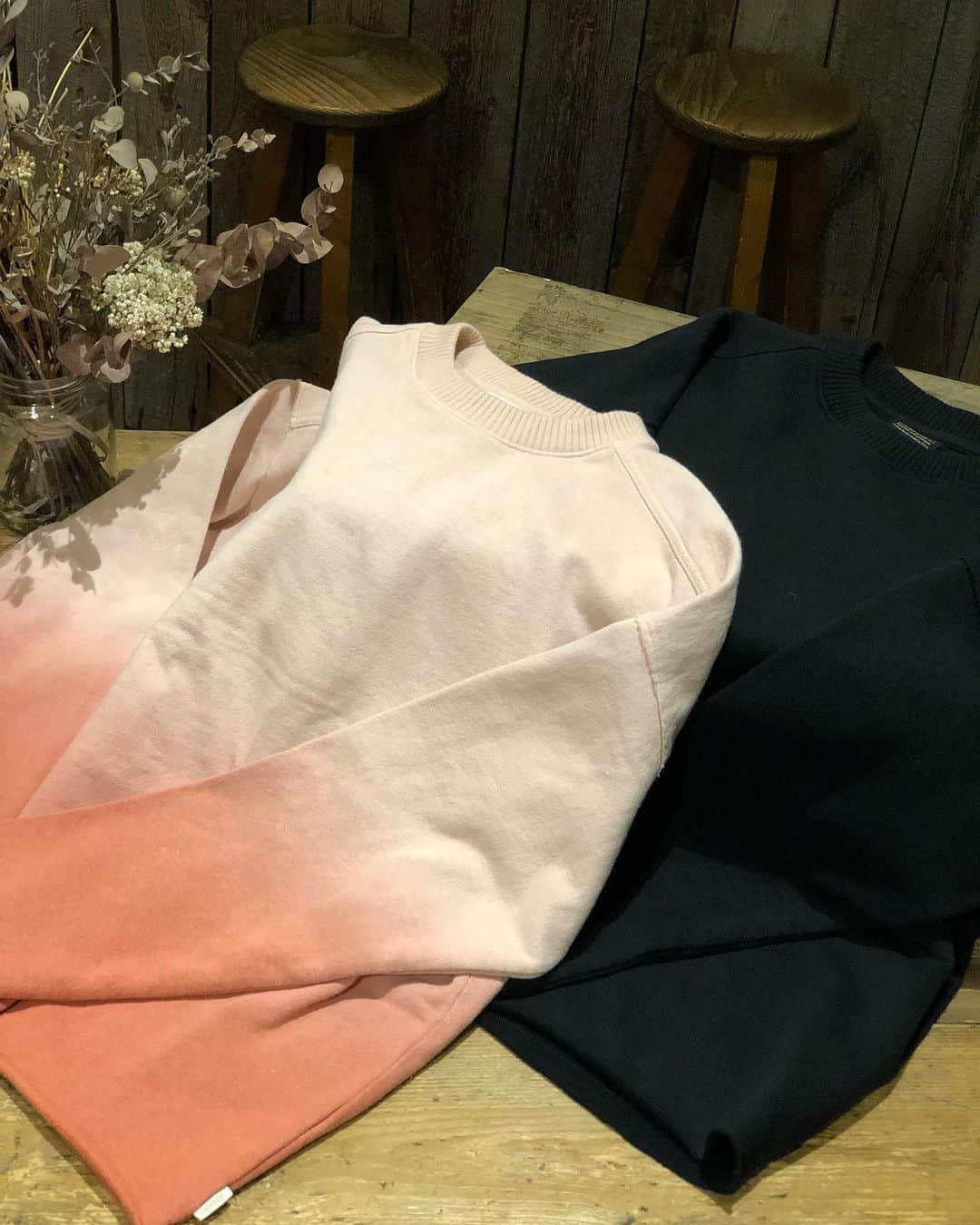 PORT of CALL Cafe&Store Tokyoのインスタグラム：「【NEW ARRIVAL✨】 21 SPRING AFENDS  Ws 「Gretal CREW」 お待たせいたしました🥀 AFENDS レディース がいよいよ到着いたしました💃🏽 クロップド丈のスウェットで、袖口・裾はカットオフ仕上げとなっており、首のリブがやや太めとなっていて、AFENDSらしさを演出してくれる1枚。 @afends #afends #portofcall #portofcalldaikanyama #cafeandstore」
