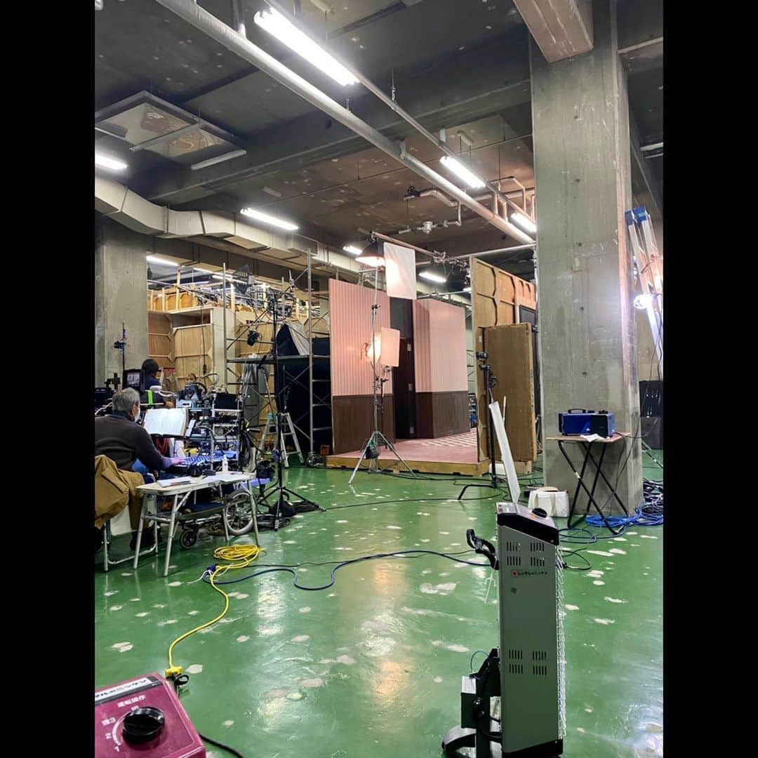 木村拓哉さんのインスタグラム写真 - (木村拓哉Instagram)「﻿ ﻿ 「都内某所の倉庫の中に、秘密基地の様な感じでセットを建てて撮影しております‼︎﻿ 毎日の検温、昨日受けたPCR検査は陰性。﻿ ﻿ 出来る限りの事はしっかりやって、少しずつですが前に進んでいます!」﻿ ﻿ STAYSAFE！﻿ ﻿ 拓哉﻿ #木村拓哉#TakuyaKimura」1月22日 17時42分 - takuya.kimura_tak