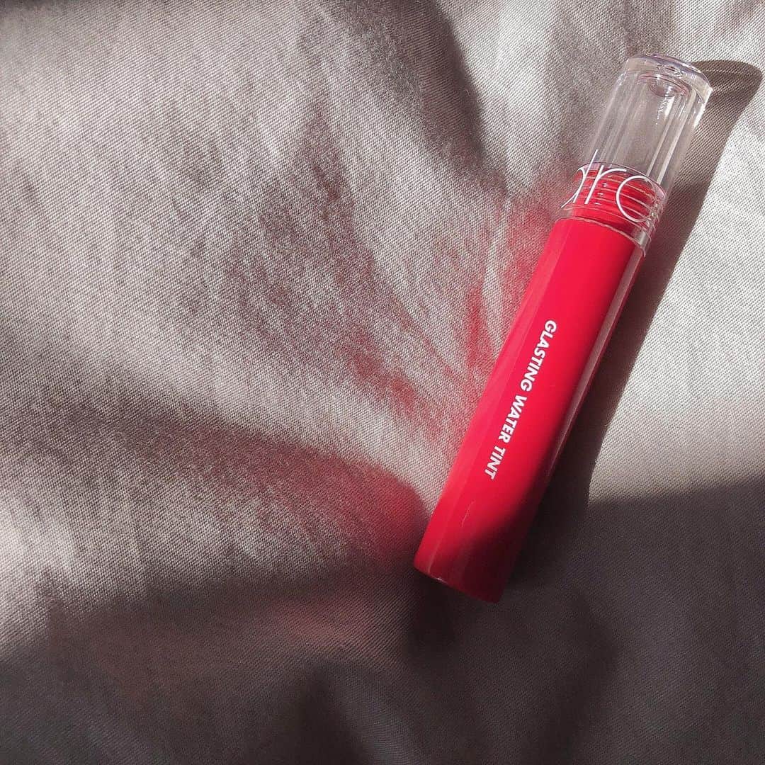 yuu__aaaのインスタグラム：「. マスクにリップついちゃうから これつきにくいって聞いて最近こればっかり💋❤︎！ . #glastingwatertint  . 匂いも良くて気に入ってる🤤 . . #lip#マスクメイク #マスク#リップ#ぷっくり#グロス＃ティント」
