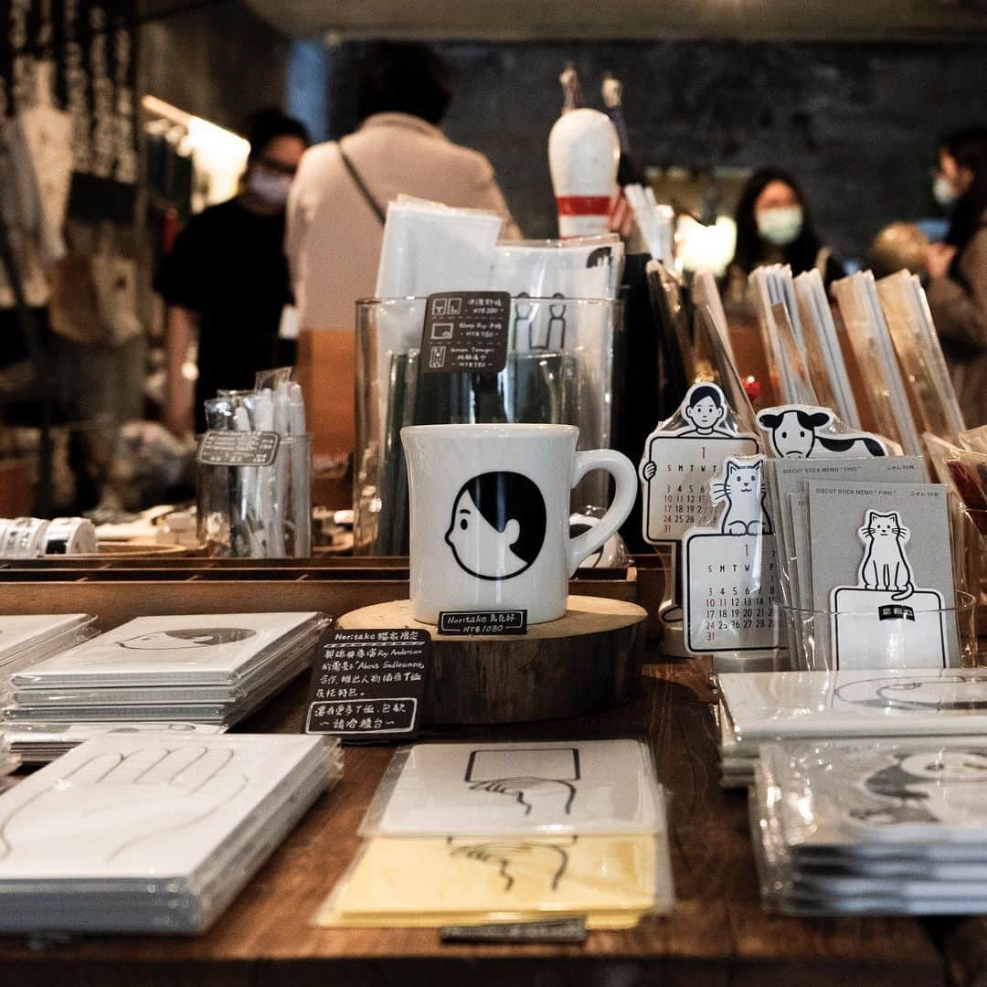 TOOLS to LIVEBY / 禮拜文房具のインスタグラム：「. 禮拜文房具-台北樂利店  WORKS展覽  限期展出  與WASHIDA 再度合作的WORKS 展覽，主要展出Noritake五幅經典絹印畫作。  歷年作品也推集成冊成為作品集，見證Noritake 畫風的蛻變歷程。  展覽期間，亦可窺見與瑞典導演Roy Andersson  合作的電影插畫托特包、T-Shirt，於樂利店獨家 展出販售。  歡迎來樂利店走走，一睹Noritake的創作風采。  展出期間：1/15(五)~2/7(日)  展出地點：禮拜文房具 台北樂利店 .」