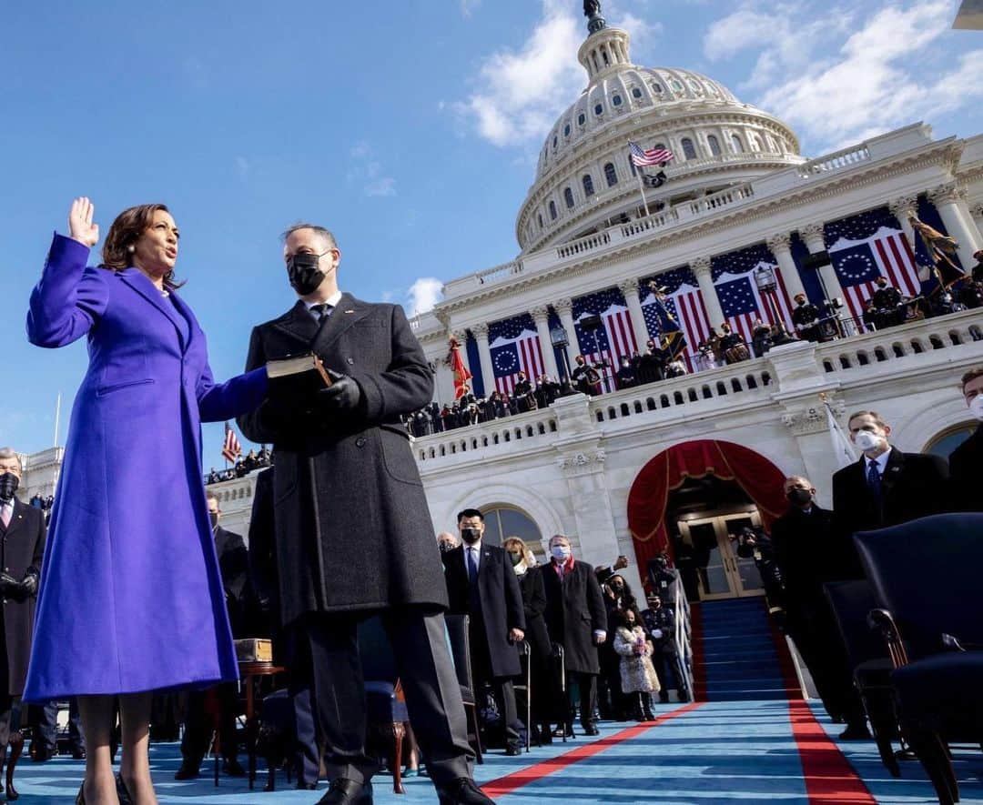 クリス・コルファーのインスタグラム：「1.21.21  @chriscolfer via Twitter   Still not over this moment. What an amazing day for the history books. 🇺🇸 #QOTD: Did you watch the inauguration? —No - - - #repost #vp #kamalaharris #vicepresident」