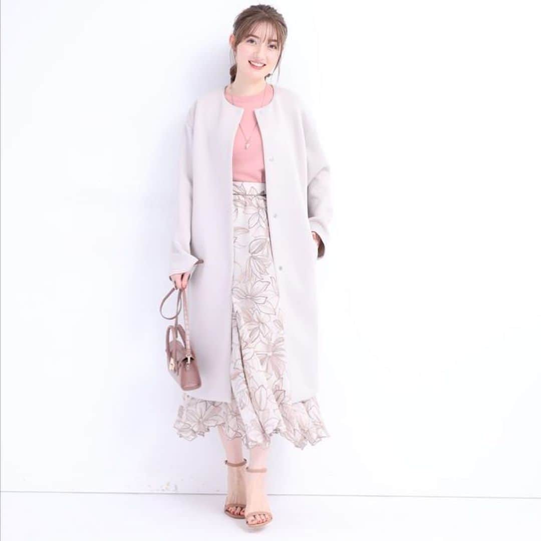 のインスタグラム：「1/22(金)〜1/25(月) 全品10%オフ開催中✨﻿ ﻿ ﻿ ＼ PRE ORDER ／﻿ @apuweiser_official  ﻿  顔周りをスッキリと見せるノーカラーデザインで、 洗練スタイリッシュに決まる ﻿ ﻿ ﻿ ライトカルゼノーカラーコート ¥ 23,000+tax﻿ color:mocha,beige,pink beige  #apuweiserriche #アプワイザーリッシェ #2021ss #ノーカラーコート #春コート」