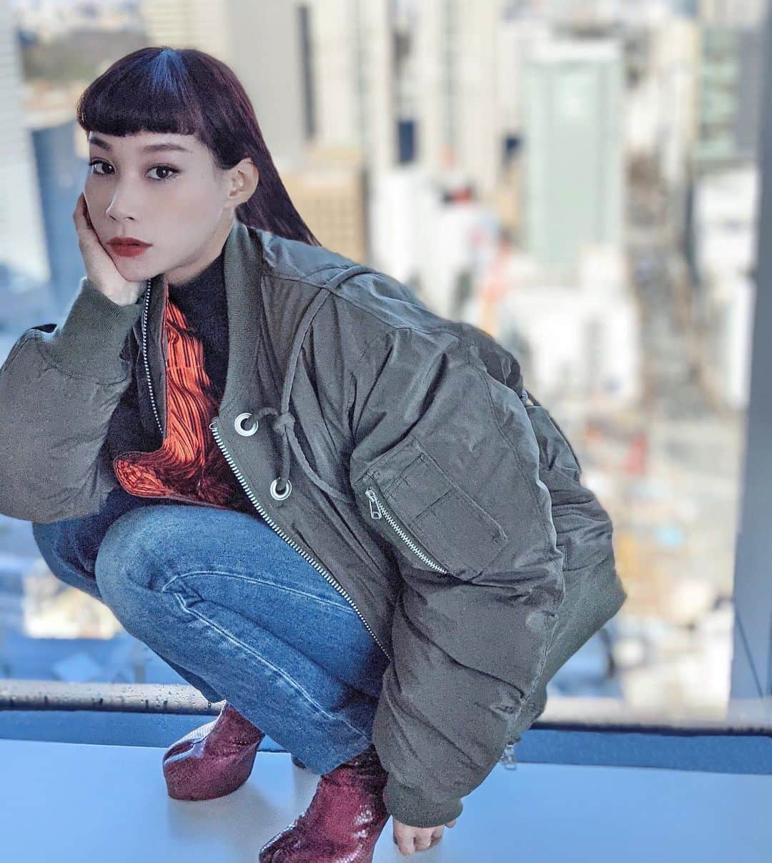 マドモアゼル・ユリアのインスタグラム：「この写真、先日エディションホテルのお部屋の中で撮ったのだけれど、2枚目とか宙に浮いてるみたいな仕上がりになった🤣 東京を一望できる大きな窓のあるお部屋☺️東京タワーも見えた🗼 着付レッスンの後お部屋に泊まって、朝食を頂いて帰りました🍽 ジャケットは @antostokio のリバーシブルMA-1💚 @toranomonedition #editionhotels」