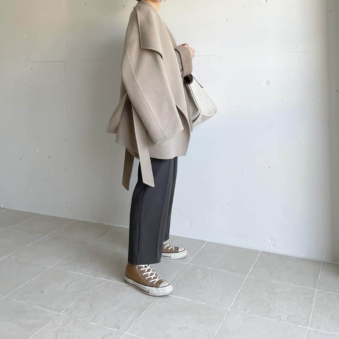 yuさんのインスタグラム写真 - (yuInstagram)「・ beige x charcoal ミドル丈コートは自転車も階段もストレスフリー🙌🏻 そしてこのUNIQLOのパンツが履きやすくてヘビロテ😂 ・ ・ coat: #nae knit: #isook pants: #uniqlo bag: #hereu stole: #journalstandard shoes: #converse ・ ・ #fashion#coordinate#ootd#outfitoftheday#outfit#mamagirl_sugotoku#locari#mineby3ootd#uniqloginza#153cm#大人カジュアル#ママコーデ#ユニクロ#ナエコート#低身長コーデ#おちびコーデ」1月22日 17時48分 - yu.rm