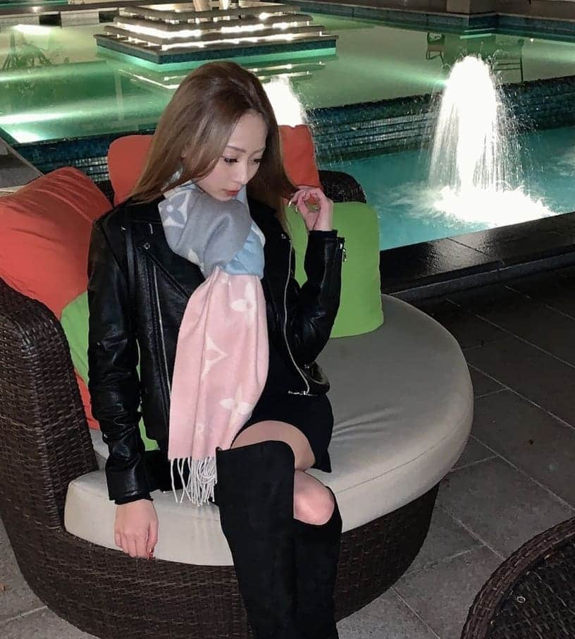 氷のんのインスタグラム：「この日以降マフラーつかってない🧣  .  暖かいっちゃけどまくのがめんどくさい…  .  魂ぬけた顔  .  #名古屋#錦#福岡#中洲#🐶#luisvuitton#マフラー#🧣#🧤」