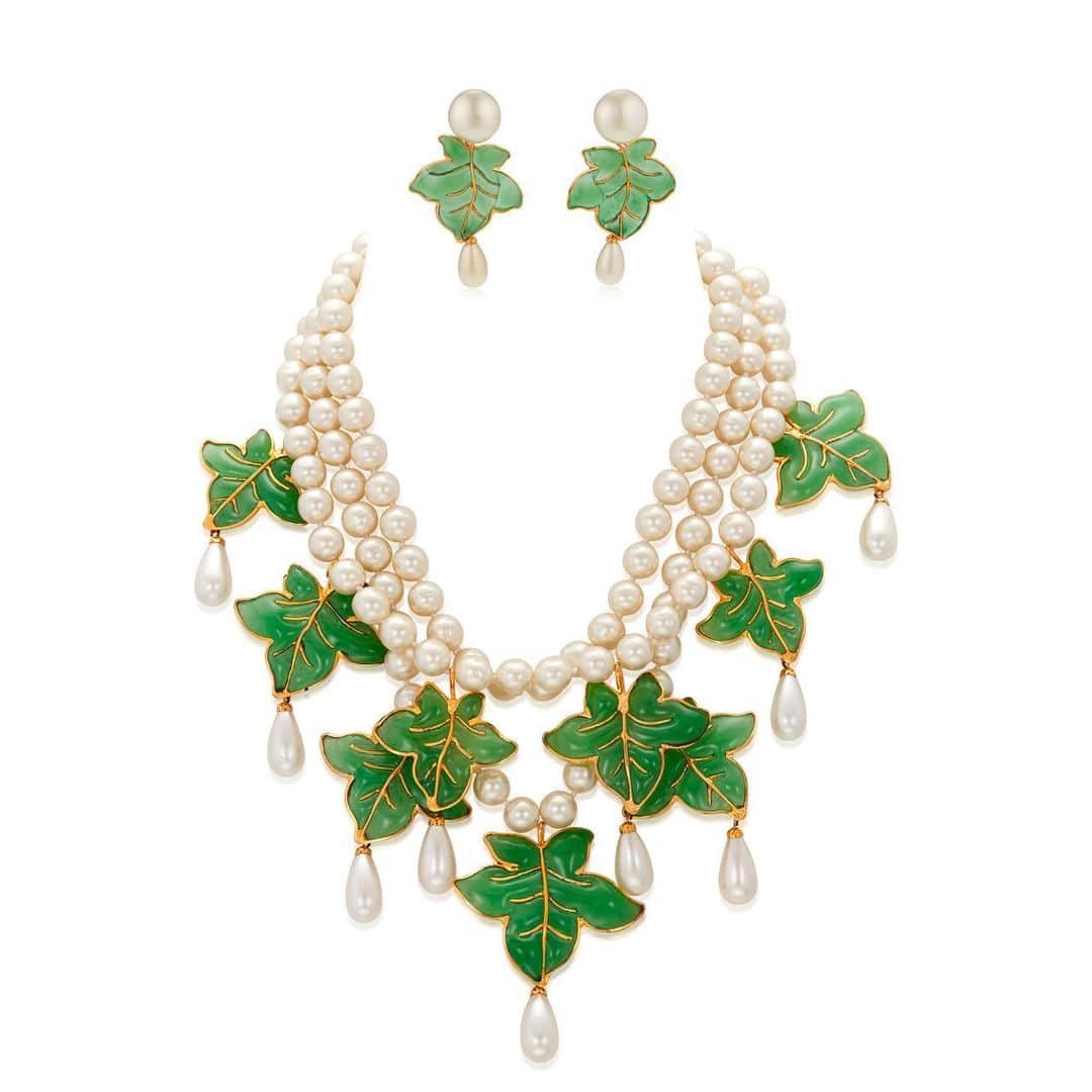 クリスティーズのインスタグラム：「The faux pearl earrings in this set were worn on the runway showcasing Chanel's ready-to-wear Spring/Summer 1993 collection and came to Mrs. Susan Gutfreund from her friend and designer Karl Lagerfeld.⠀ .⠀ This rare set includes a triple-strand faux pearl necklace suspending large Gripoix glass leaves and is offered in our online sale of Important Chanel Fashion Jewelry from the Collection of Mrs. John H. Gutfreund.⠀ .⠀ Important Chanel Set of Gripoix Glass and Faux Pearl Jewelry. Estimate: $4,000-6,000.⠀ .⠀ Susan and Karl: Important Chanel Fashion Jewelry from the Collection of Mrs. John H. Gutfreund — 14-29 Jan, online⠀ .⠀ #chanel #chaneljewelry #jewellery #costumejewelery #fashionjewelry #susangutfreund #karllagerfeld #lagerfeld #runwayjewelry @christiesjewels」