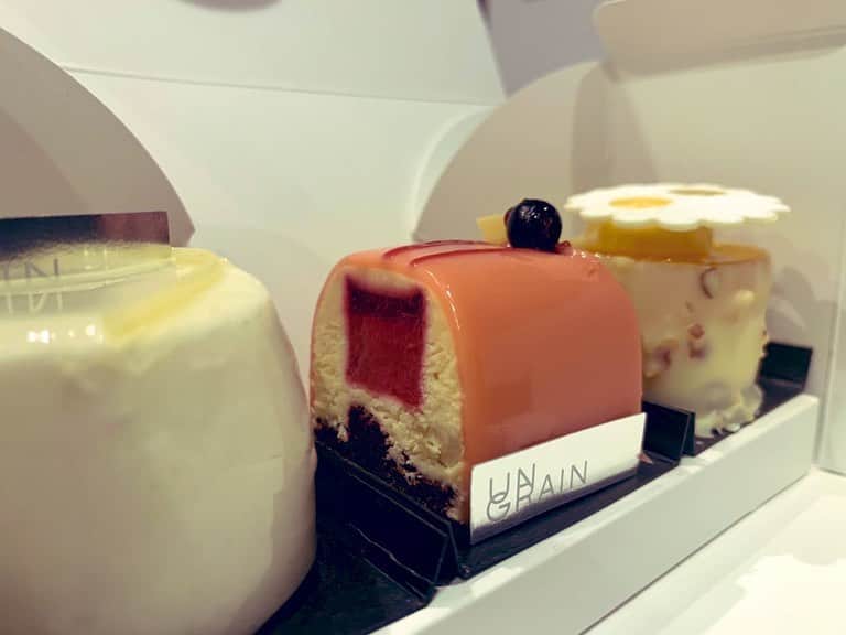天宮菜生さんのインスタグラム写真 - (天宮菜生Instagram)「. 話題のケーキ屋さん @ungrain_tokyo さんに、ケーキを買いに行ってきました✨  . とってもおしゃれな落ち着いた雰囲気のお店に、3口サイズくらいの可愛い、そしてこだわりの詰まった色とりどりのケーキが並んでいて。。。 . 焼き菓子もたくさんたくさんありました🥰❤️🙌✨ . 私のお目当ては、昨日の夜中にこちらのシェフ・パティシエでいらっしゃる　@tomo.kombu  さんの投稿で見た梅のケーキ✨(1番右) . 梅のケーキなんて。。。絶対に美味しいじゃないですかー✨🤤✨ . 何でも彼の出身地　#福井　の梅なのだとか。。。 . 今夜のお楽しみに。。。❤️  ちなみに写真手前の白いケーキは 国産ベルガモット、ライチ、グレープフルーツ、ジャスミンのケーキ  真ん中は キャラメルチョコレートムース、カシスのジュレ、カシスクリーム、イチジクの赤ワインで煮たジャム。  メガネのケーキは 完熟梅のジュレとムース、メープルとマスカルポーネのクリーム、杏、ピスタチオ生地、ホワイトチョコレートコーティング  だそうです❤️  . たまたま時間が合って一緒にケーキ屋さんに付き合ってくださった、音楽、コーヒー好き芸人の　@johnnyonochan  さん、ありがとうございました😊🙌写真ください！笑笑(ここでいうひと) . また食べた感想も載せますー✨ . 今はイートインはやってないのですが、また色々落ち着いた頃に復活したら、食べに行きたいなぁ🥰🥰🥰🥰🥰🥰と思う、とっても素敵な場所でした✨ . #ケーキ #梅のケーキ #今夜の楽しみ #昆布　さんというお名前✨です。 . . . . . #元宝塚 #花組 #天宮菜生 #シンガー #リハビリメイクセラピスト」1月22日 17時55分 - naoamamiya_official