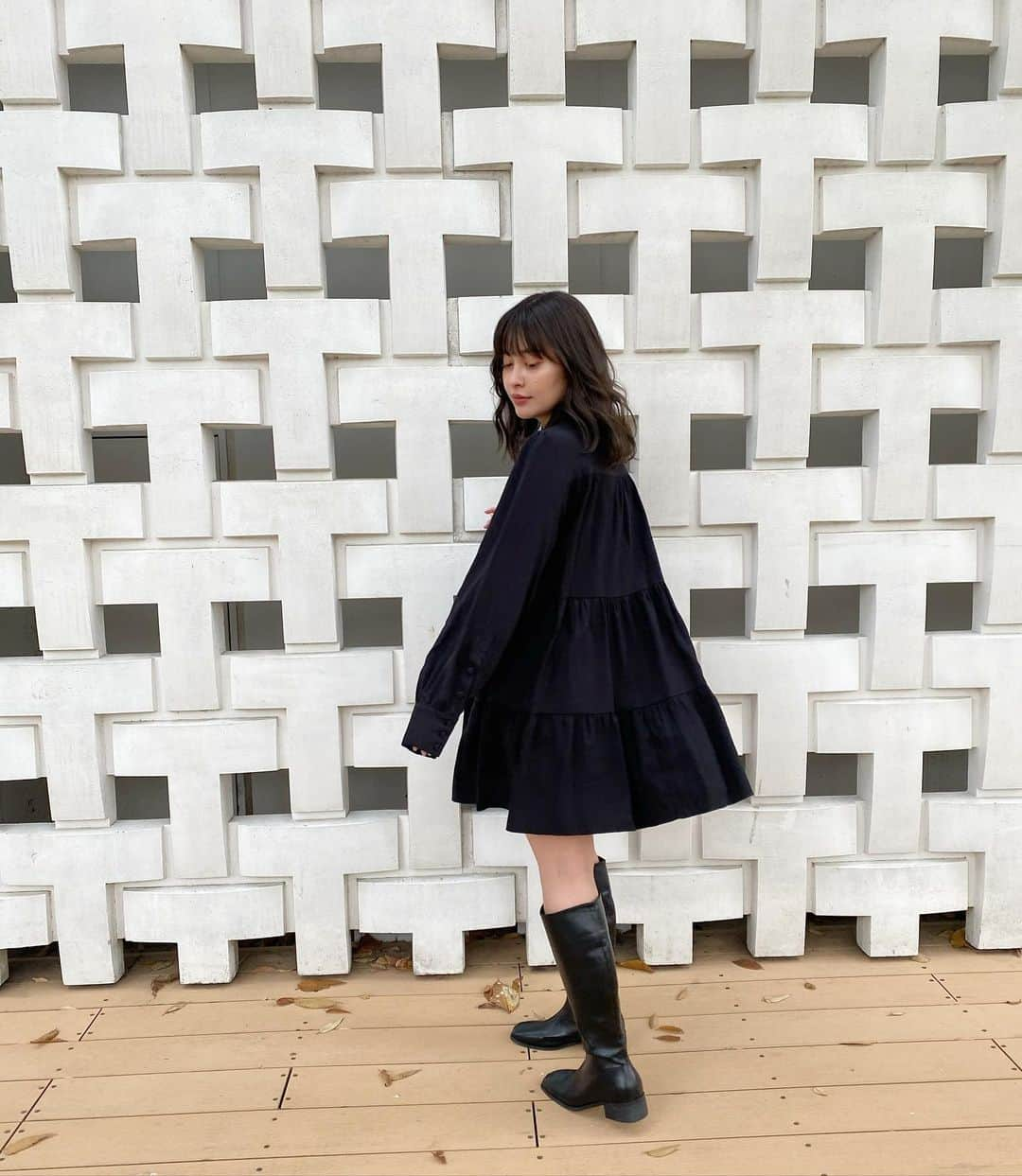 あけちゃるさんのインスタグラム写真 - (あけちゃるInstagram)「﻿ まっくろコーデ🖤🖤🖤﻿ ﻿ one-piece:zara﻿ boots:SOBER﻿ ﻿ ﻿ 華金ですね🍻﻿ 最近のおうち時間は、呪術廻戦みながらこたつでみかんを食べてすごしてます🍊﻿ 手が黄色くなりそうです🍊🍊﻿ ﻿ アニメから漫画に突入しました笑﻿ ﻿  #ブーツコーデ #ブラックコーデ #ワンピース #低身長コーデ #zara購入品 #zaraワンピース #ティアードワンピース #デートコーデ #ロングブーツ」1月22日 17時56分 - akecharuu