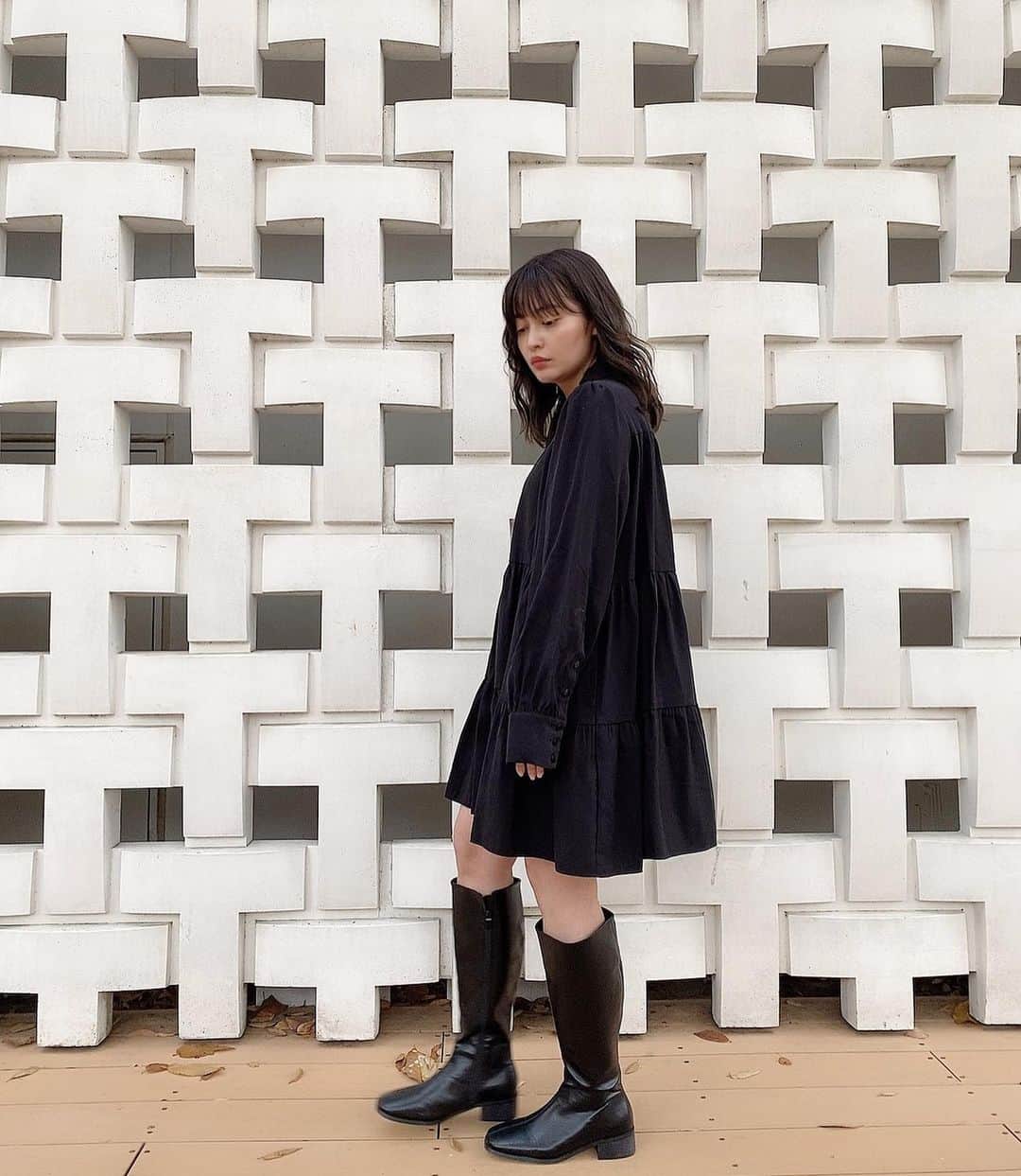 あけちゃるさんのインスタグラム写真 - (あけちゃるInstagram)「﻿ まっくろコーデ🖤🖤🖤﻿ ﻿ one-piece:zara﻿ boots:SOBER﻿ ﻿ ﻿ 華金ですね🍻﻿ 最近のおうち時間は、呪術廻戦みながらこたつでみかんを食べてすごしてます🍊﻿ 手が黄色くなりそうです🍊🍊﻿ ﻿ アニメから漫画に突入しました笑﻿ ﻿  #ブーツコーデ #ブラックコーデ #ワンピース #低身長コーデ #zara購入品 #zaraワンピース #ティアードワンピース #デートコーデ #ロングブーツ」1月22日 17時56分 - akecharuu