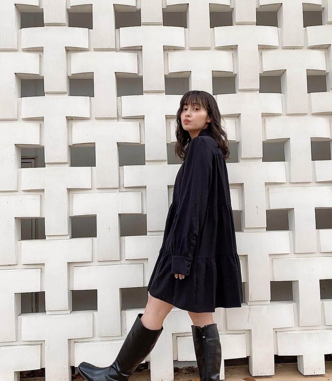 あけちゃるさんのインスタグラム写真 - (あけちゃるInstagram)「﻿ まっくろコーデ🖤🖤🖤﻿ ﻿ one-piece:zara﻿ boots:SOBER﻿ ﻿ ﻿ 華金ですね🍻﻿ 最近のおうち時間は、呪術廻戦みながらこたつでみかんを食べてすごしてます🍊﻿ 手が黄色くなりそうです🍊🍊﻿ ﻿ アニメから漫画に突入しました笑﻿ ﻿  #ブーツコーデ #ブラックコーデ #ワンピース #低身長コーデ #zara購入品 #zaraワンピース #ティアードワンピース #デートコーデ #ロングブーツ」1月22日 17時56分 - akecharuu