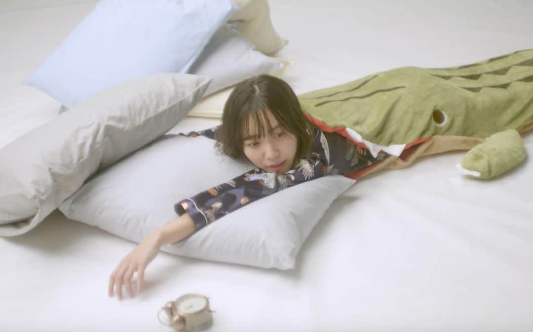 辻詩音のインスタグラム：「1/23(土)21:00〜配信中のNew single「夢中夜」MVを辻詩音のYouTubeでプレミア公開します📺 同じ時間に一緒に観ませんか？🌙 遊びに行けない週末の夜、少しでも夢中夜に夢中になってくれたら嬉しいや。  https://youtu.be/s5DEVKQXduY (YouTubeチャンネル登録、リマインダー設定をぜひ)  #辻詩音 #tsujishion #MV #夢中夜 #夢中 #sleep #musicvideo #jpop」