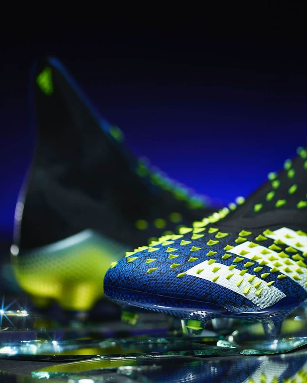 adidas Footballさんのインスタグラム写真 - (adidas FootballInstagram)「Welcome to the future.  Swipe to explore the new #Predator Freak, with revolutionary Demonskin technology for ultimate control.   ☝️Tap to shop.   #Football #Soccer #adidasFootball」1月22日 17時56分 - adidasfootball