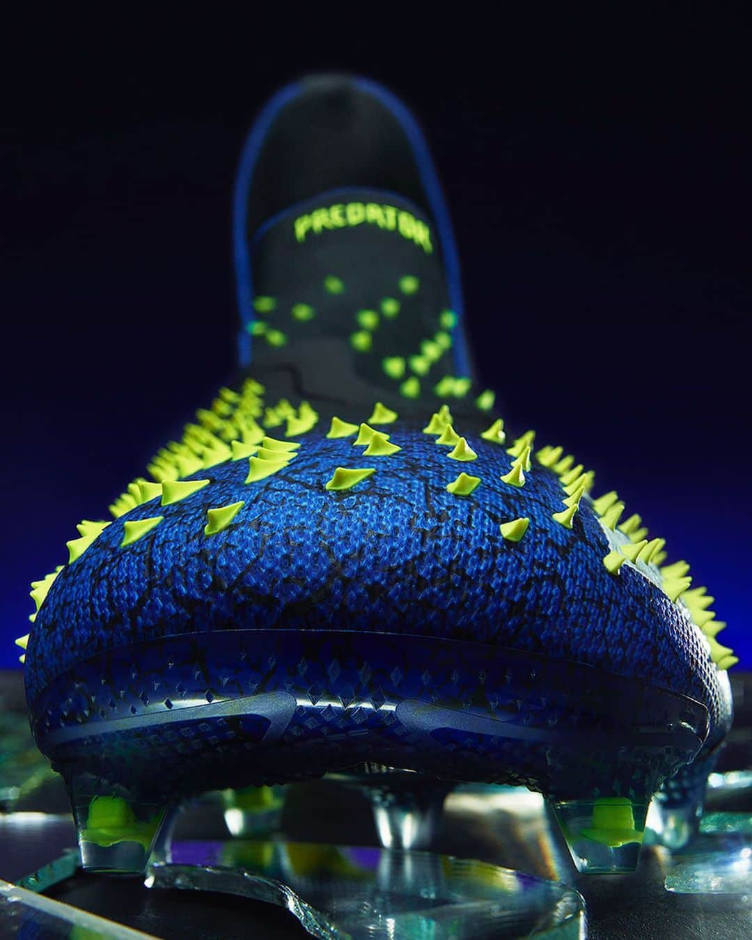 adidas Footballさんのインスタグラム写真 - (adidas FootballInstagram)「Welcome to the future.  Swipe to explore the new #Predator Freak, with revolutionary Demonskin technology for ultimate control.   ☝️Tap to shop.   #Football #Soccer #adidasFootball」1月22日 17時56分 - adidasfootball