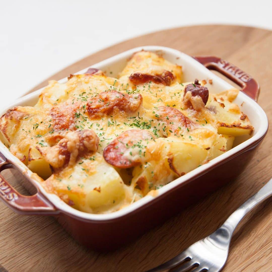 アルペンザルツ公式Instagramのインスタグラム：「レシピあり🥔 「じゃがいもとソーセージのチーズ焼き」の作り方 * じゃがいもを塩ゆでするだけでじゃがいもの旨味が引き立つ美味しい食べ方です。これに塩辛やバターを乗せても美味しいですが、今回はソーセージを合わせてオーブンで焼くことでおかずとしてお酒のおつまみとして嬉しい一品に。 * * 今回のレシピは、 @uchikoc さんに作ってもらいました！ * [ウチコックさんからのワンポイント] じゃがいもは、皮付きのまま丸ごと水から茹でるところがポイントです。こうすることでビタミンCなどの栄養の流出を防ぐことができ、また水から茹でていくことで、じゃがいもの中と表面に均一に火が通り、煮崩れを防ぎます。 * * ぜひ参考に作ってみてくださいね！ * * ∴♔∴∴♔∴ Ⓡ Ⓔ Ⓒ Ⓘ Ⓟ Ⓔ ∴♔∴∴♔∴  「じゃがいもとソーセージのチーズ焼き」 * 【材料】 じゃがいも…大2個 アルペンザルツ…大さじ2 水…1L ソーセージ…3本 オリーブオイル…小さじ1 とろけるチーズ…20g * * 【作り方】 ①じゃがいもの皮についた泥をよく洗い流す。ソーセージは食べやすい大きさに切っておく。 * ②水1Lにアルペンザルツとじゃがいもを入れてから火をつける。 * ③水が沸騰したら中火でそのまま20〜30分茹でる。（竹串がすっと通るようになったら茹で上がりです） * ④茹で上がったじゃがいもを冷水に1分程度つけた後、水から上げて皮を取り除き、食べやすい大きさに切る。耐熱皿にじゃがいもと切ったソーセージを入れ、オリーブオイルを掛け全体にオイルが行き届くように和える。 * ⑤とろけるチーズをかけてオーブントースターで20分程焼いて完成。 * * * #アルペンザルツ #塩 #美味しい塩 * #今日のごはん #手作りごはん #簡単レシピ #おかず #レシピ #食卓 #節約 #献立 #家庭料理 #節約生活 #自炊 #ランチ #家ごはん #時短レシピ #簡単レシピ #おいしい #料理 #美味しい #おうちごはん #手作り料理 #手料理 #料理好きな人と繋がりたい #塩レシピ #じゃがいもレシピ #チーズ焼き」