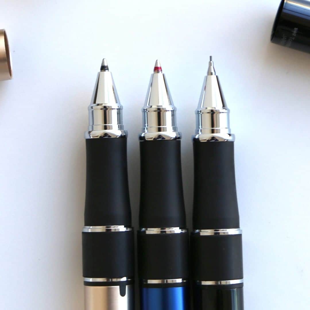 トンボ鉛筆さんのインスタグラム写真 - (トンボ鉛筆Instagram)「ユニークなコンセプトとデザインで独自の価値を提供するZOOMシリーズ。 中でも「ZOOM505」は、1986年にファーストモデルとして誕生以来、アルミとラバーを組みあわせた太軸ボディが人気のロングセラーモデルです✨  写真は、その505ボディにボールペン黒・赤、シャープが入った多機能ペン。軸を回転させるとペン先を選べます。 キャップはお尻側（反対側）に付けることができ、シャープの時はキャップをつけたままでもノックが可能💡 ボディカラーはシルバー、ブラック、プルシアンブルーの3色があります。  この1本で質実剛健な確かな書き味と3つの機能を楽しめます💪  実はこちらの多機能ペンモデル、今年の春で生産終了が決まってしまいました😢 気になっていた方はお早めに！  #zoom505 #ZOOM #tombowpencil #tombow #stationery #stationerylove #ズーム505 #文房具 #文具 #トンボ鉛筆 #文房具好き #多機能ペン #ボールペン #シャープペンシル」1月22日 17時57分 - tombowpencil