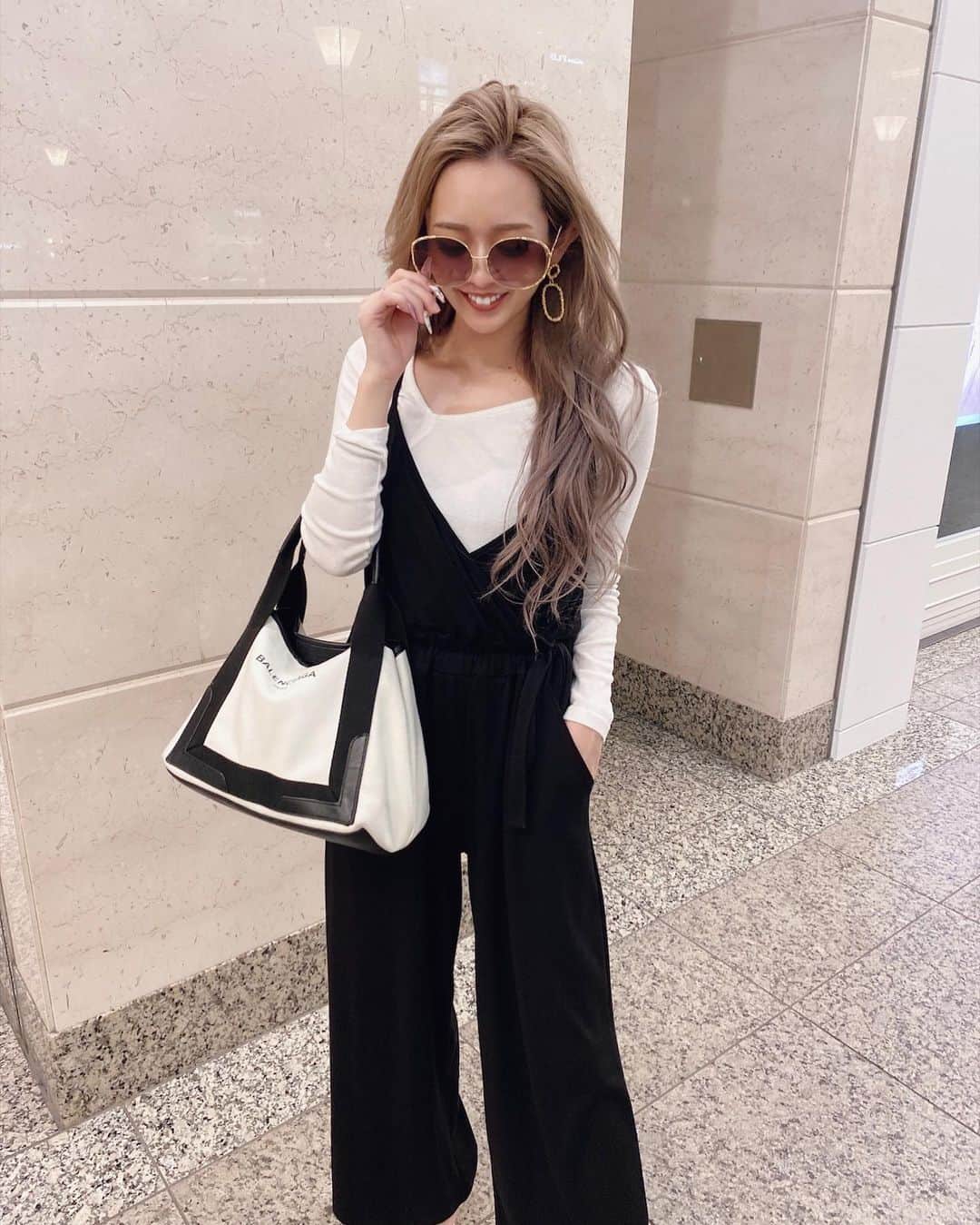 田村月光（ツッキー）のインスタグラム：「🤍💋🤍💋🤍💋🤍💋🤍💋🤍 Vered新作🌹‪‪❤︎‬ めっちゃ形とか生地とか考えて、妊婦さんでも着れるようにしましたｯ👏🏻 両サイドでウエストを調節出来るようになってるの🥺 これはみんなに絶対GETして欲しいアイテム💋 ・ ・ ・ まだ発売はしてないYO🙏🏻 @vered.official」