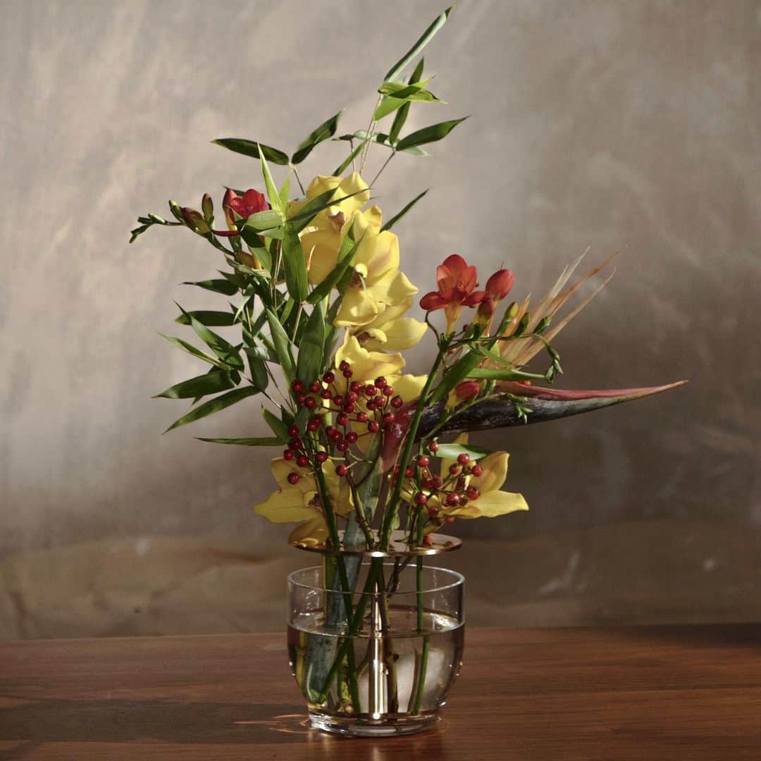 フリッツハンセンさんのインスタグラム写真 - (フリッツハンセンInstagram)「Gorgeous flower arrangements by florist @hamishpowell for @mcqueensflowers using Fritz Hansen vases by @jaimehayon .  The vases include the new Ikeru vase and our popular Ikebana vase - these design make it easy to create beautiful flower decorations at home  Photographer: @otto.masters   Set designer: @hugoaguirre_design     #mcqueensflowers #fritzhansen #ikeruvase #ikebanavase #jaimehayon」1月22日 17時58分 - fritzhansen