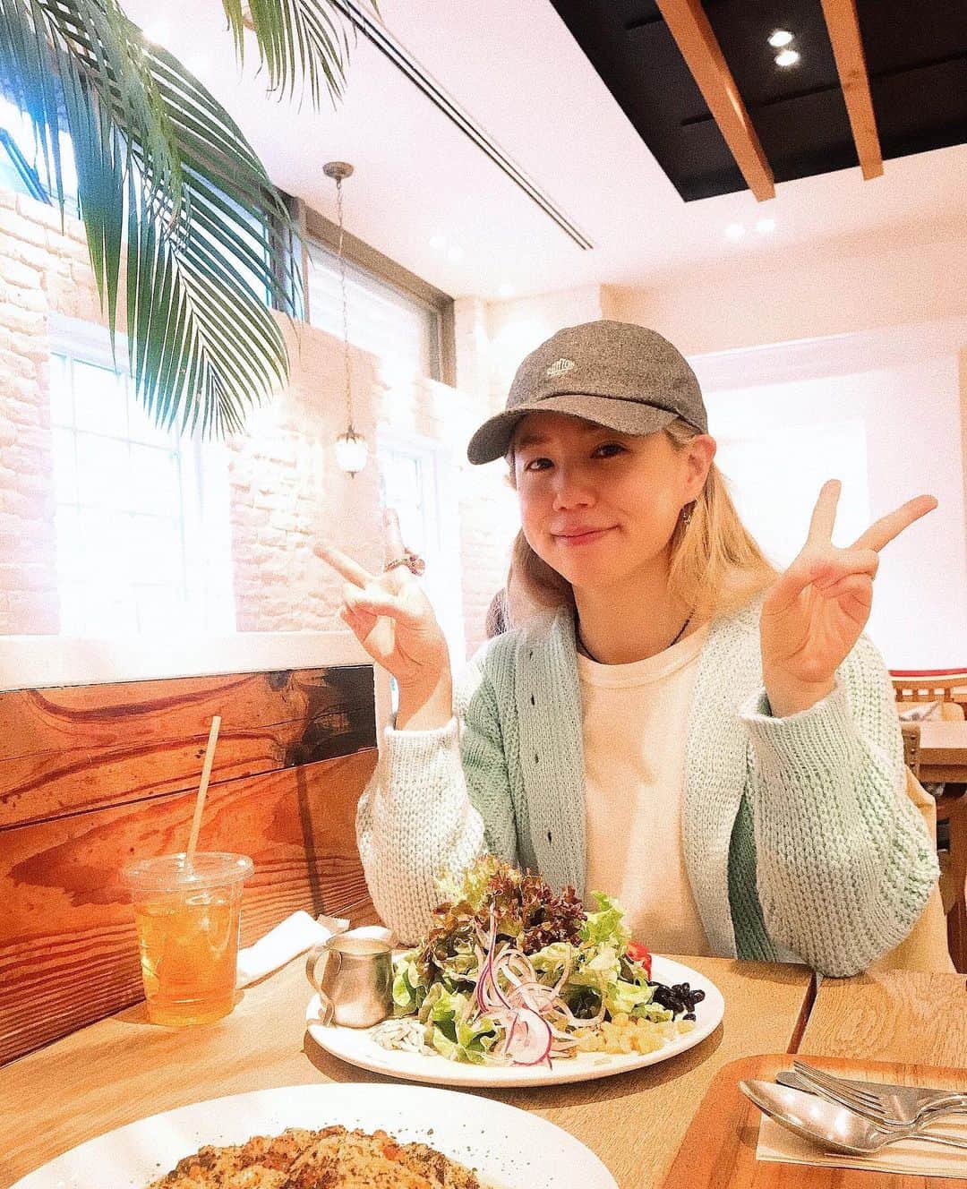 板橋よしえのインスタグラム：「. いつ会ってもふんわり柔らかい雰囲気のあかねちゃん🧚‍♀️ しゃべっている声も見た目のまんま、儚げでとってもかわいいんだけど、中身はきりりとしてて、そのギャップも好きなんだな～。あかねちゃんの、粋な心遣いや自然な気遣いもとても素敵😌@akane_madder2」