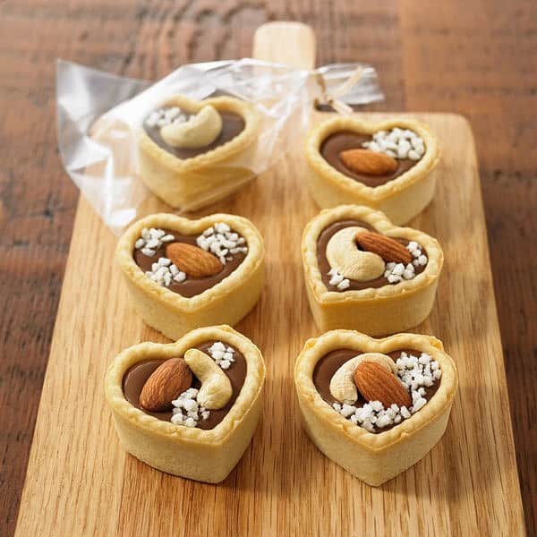 LOHACO（ロハコ）さんのインスタグラム写真 - (LOHACO（ロハコ）Instagram)「＼つくるを楽しむ無印良品の手作りキットでバレンタインギフトを贈ろう／  種類が豊富で、簡単におうちで手作りを楽しめる無印良品の手作りキットでバレンタインギフトを作ってみませんか？  生チョコ、焼き菓子、クッキー、本格的なマカロンなど、ぴったりが見つかる12種類が販売中。  簡単なものがお好みなら、冷やして固めるだけのクランチチョコや生チョコがおすすめ。  本格的にオーブンを使ってお菓子作りを楽しみたいなら、チョコチップクッキーや、ガトーショコラ、フォンダンショコラが◎  デコレーションを楽しみたいなら、ドーナツ型チョコや、トリュフ、チョコタルトがおすすめですよ。  さらに、すべての手づくりキットに型やラッピングが付いているので、直ぐに作れてそのままプレゼントできちゃいます。  ぜひ一度チェックしてみてください。  ＿＿＿＿＿＿＿＿＿＿＿＿＿＿  ▼Instagramで紹介した写真の詳細は プロフィール @lohaco.jp から♪  ▼商品のURLはこちら https://685.jp/3iyqkPL ＿＿＿＿＿＿＿＿＿＿＿＿＿＿＿   #無印良品 #MUJI #自分でつくるシリーズ #バレンタイン #バレンタインギフト #バレンタインチョコ #手作りチョコ #チョコ作り #手作りキット #バレンタイン手づくり #手づくりお菓子 #お菓子作り #手作りクッキー #チョコレート #ガトーショコラ #フォンダンショコラ #トリュフ #チョコタルト #マカロン #おうち時間 #おうちカフェ #暮らしを楽しむ #暮らし #くらし #ロハコ #LOHACO #askul #アスクル」1月22日 17時59分 - lohaco.jp