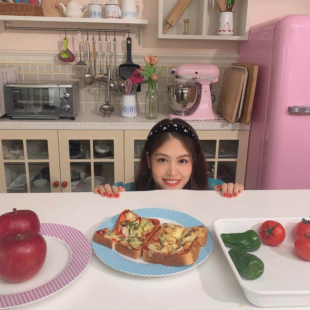 吉岡久美子さんのインスタグラム写真 - (吉岡久美子Instagram)「、 #ぷにゅ のMV、私のシーンは #キッチン なんです☺️✨ 、 #料理 大好きな私に このシーンを考えてくれた 依音監督に大感謝☺️🍅 、 実際に #ピザトースト を作ってるとこを 撮影してもらって、そのあと 現場の皆様に差し入れしました✨ 、 ほんとにかわいくて大きなキッチンで こんなキッチンのあるおうちに 住みたいなぁって夢ができました☺️ 、 、 とっても楽しかったです🐶♪ 、 私のシーンは2番なので YouTubeではみれないのでぜひ #レコチョク や #AppleMusic #iTunes で見てくださいなっ😊🍫 、 、 #コレサワ #作詞 #作曲 #楽曲提供 #かわいい #かわいい家 #女の子 #女の子コーデ #女の子ファッション #ゆめかわ #ゆめかわいい  #つぼみ大革命 #つぼみ #吉本 #よしもと #アイドル #idol #大阪 #東京 #神戸 #ライブ #instagood #いいね」1月22日 18時00分 - kuunyaaan