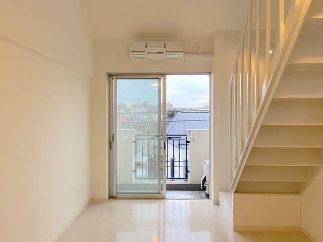 グッドルームさんのインスタグラム写真 - (グッドルームInstagram)「階段を、とととんっと駆け上がりたい！  東京 #桜新町 1LDK 41.81㎡  ▼アンティークを感じてみない？  ----------------------  外国のお家のような素敵な外観に まず目を惹かれてしまいます。 エレベーターを上がって4階へ。  ゆったりとしたメゾネットタイプのお部屋です。 生活スペースを分けることができるので、 暮らしにメリハリをつけることができます。  下階にはテーブルやソファを。 天井が高くバルコニーもあって 開放感を存分に感じることができますよ。  ・⁠ こちらの物件は実際に住めるお部屋です。詳細はストーリー、ハイライトにて！⁠ ・⁠ こだわりのお部屋探しは、@goodroom_jp から URLをチェック！⁣⁣⁣⁣⁣⁣⁣⁣⁣⠀⁣⠀⁠ ・⠀⁠ ※最新のお家賃につきましては、リンク先物件ページからご確認ください。⁠ ⁠・⁠ #tokyo #goodroom #interiordesign #decoration #myhome #homedesign #interiordecor #urbanlife #apartment #生活 #お部屋探し #日々の暮らし #引っ越し #賃貸 #丁寧な暮らし #暮らしを整える #お洒落な暮らし #理想の空間 #間取り図 #シンプルな暮らし #東京 #東京賃貸 #2人暮らし #二人暮らし #1LDK #1LDK賃貸 #メゾネット #階段のある家 #白い部屋」1月22日 18時00分 - goodroom_jp