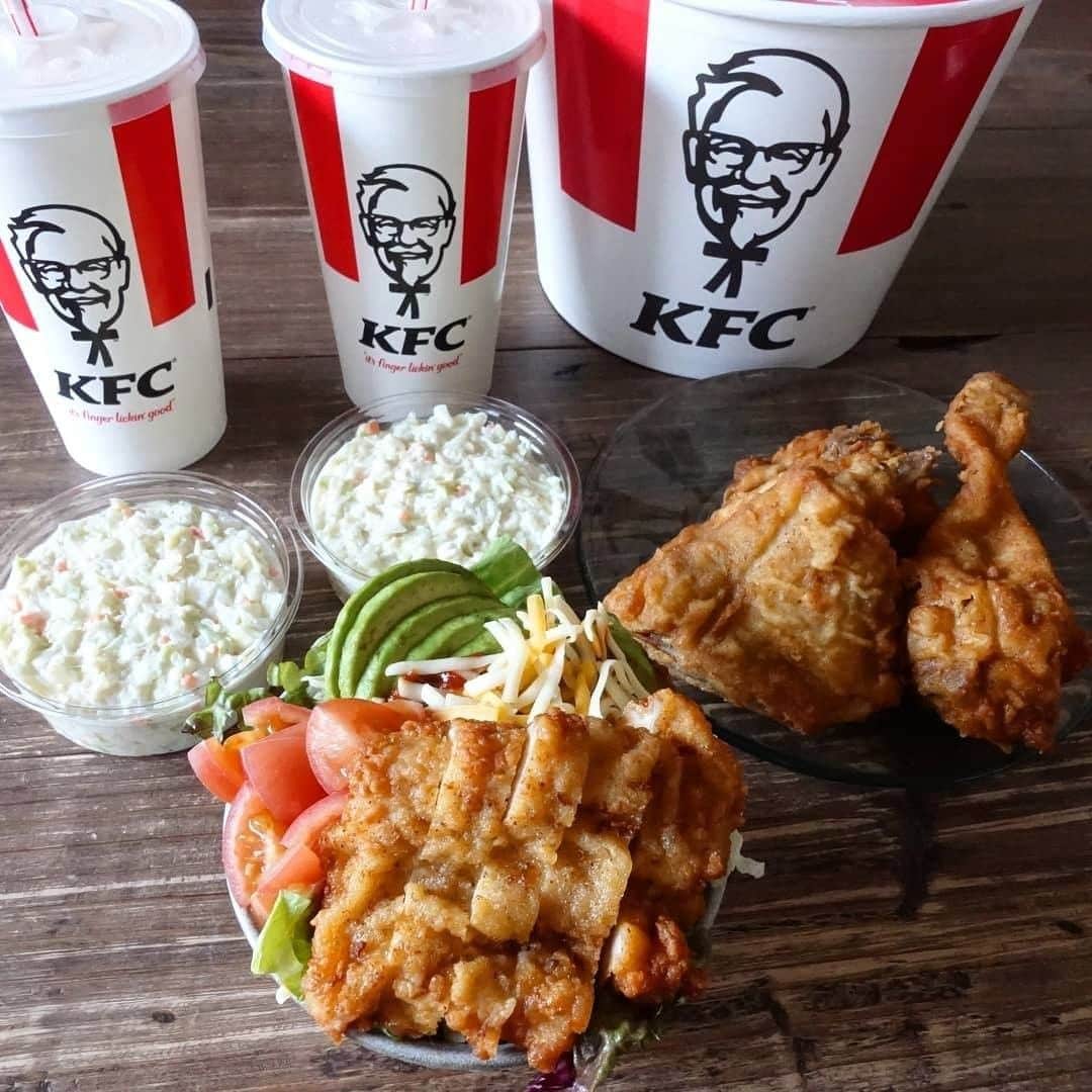 ケンタッキーフライドチキンのインスタグラム：「チキンをアレンジしてタコライス風に♪ お野菜たっぷりボリューム満点のチキンのタコライス 、週末のおうちでのランチにピッタリですよ🎵 みなさんも是非オリジナルのアレンジを楽しんでみてください✨ ・ こちらの素敵なお写真は @miyuki.meshi.ac さんに撮影していただきました。 ・ ケンタッキーフライドチキンの公式アカウントです。 当アカウントをフォロー後、「#ケンタフォト 」のハッシュタグをつけて投稿していただくとリポストさせていただくこともあります💕 また、ストーリーズでのお写真も「 @KFC_japan 」をつけていただくとご紹介させていただくことがございます❣是非、みなさんの素敵な投稿をお待ちしております🎵 ・ ・ #ケンタッキー #ケンタッキーフライドチキン #ケンチキ #ケンタ #フライドチキン #チキン #カーネルサンダース #kfc #グルメ #グルメ部 #食べたい #テイクアウト #食卓 #プチ贅沢 #ファーストフード #がっつり #ジューシー #おいしい #肉好き女子 #骨付きチキン #🍖#🍗 #タコライス #ガッツリ #ボリューム満点 #丼ぶり #オリジナルレシピ #アレンジレシピ #今日のごはん」