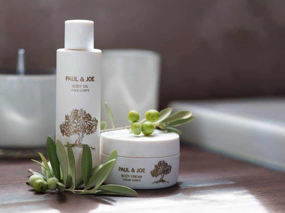 のインスタグラム：「・ In the dry months, pamper your skin from head to toe.  Paul & Joe body care, too, features olive oil* from ancient trees in addition to grapeseed oil* for added hydration and beauty benefits. Apply our body care immediately after bathing for pillowy soft, radiant skin.  The warm scent of citrus herbs will fill the bathroom and the soul with relaxing vibes.  *Olive fruit oil (emollient) *Grapeseed oil (emollient)  ■Body Oil 170ml  ■Body Cream 140g  〈Available now〉  お肌の乾燥が気になる季節、 今日はお風呂上りにゆっくりとボディケアをしませんか？  古木オリーブオイル*１やグレープシードオイル*２ などの自然の恵みが詰まったポール ＆ ジョーのボディケア。お風呂上りすぐに保湿をすれば、 柔らかくツヤめくマシュマロ肌に。  *1 オリーブ果実油（エモリエント） *２ブドウ種子油（エモリエント）  ■ボディ オイル 170ml ¥4,180(税込) ■ボディ クリーム 140g ￥3,850(税込) シトラスハーブのあたたかな香り 〈店頭とオンラインショップで発売中〉  #PaulandJoe #paulandjoebeaute #ポールアンドジョー #bodycare #oliveoil #beautiful #beauty #instagood #instabeauty #ボディケア #ボディクリーム #ボディオイル #うるおい #美容 #美肌  #コスメ垢 #デパコス #おうち美容 #おこもり美容」
