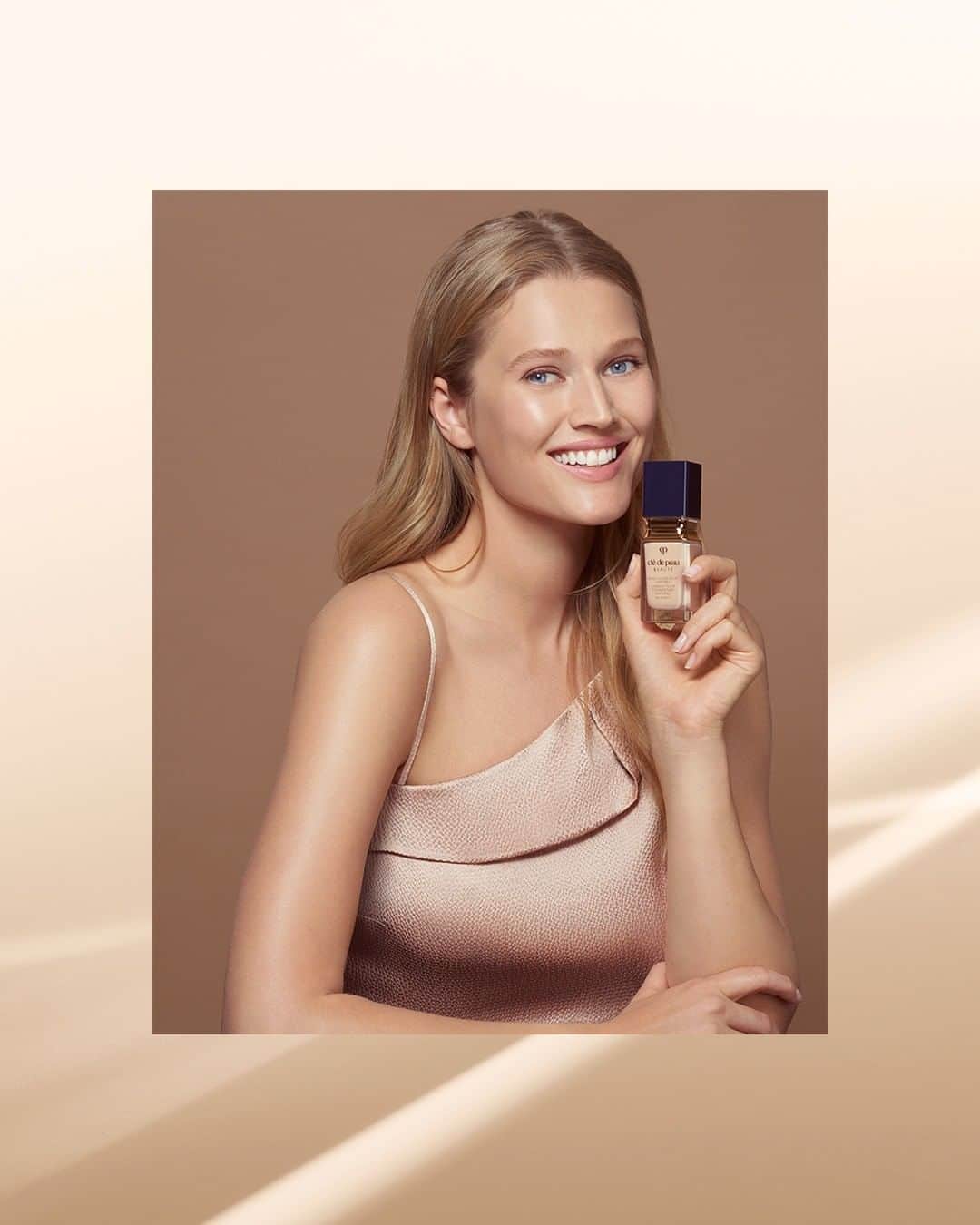 Clé de Peau Beauté Officialさんのインスタグラム写真 - (Clé de Peau Beauté OfficialInstagram)「Around-the-clock radiance is a natural part of @tonigarrn's busy schedule. Formulated with unique hybrid makeup and skincare technology, #RadiantFluidFoundationNatural is a 24-hour long-wearing foundation that also keeps skin moisturized and conditioned for 12 hours.」1月22日 18時00分 - cledepeaubeaute