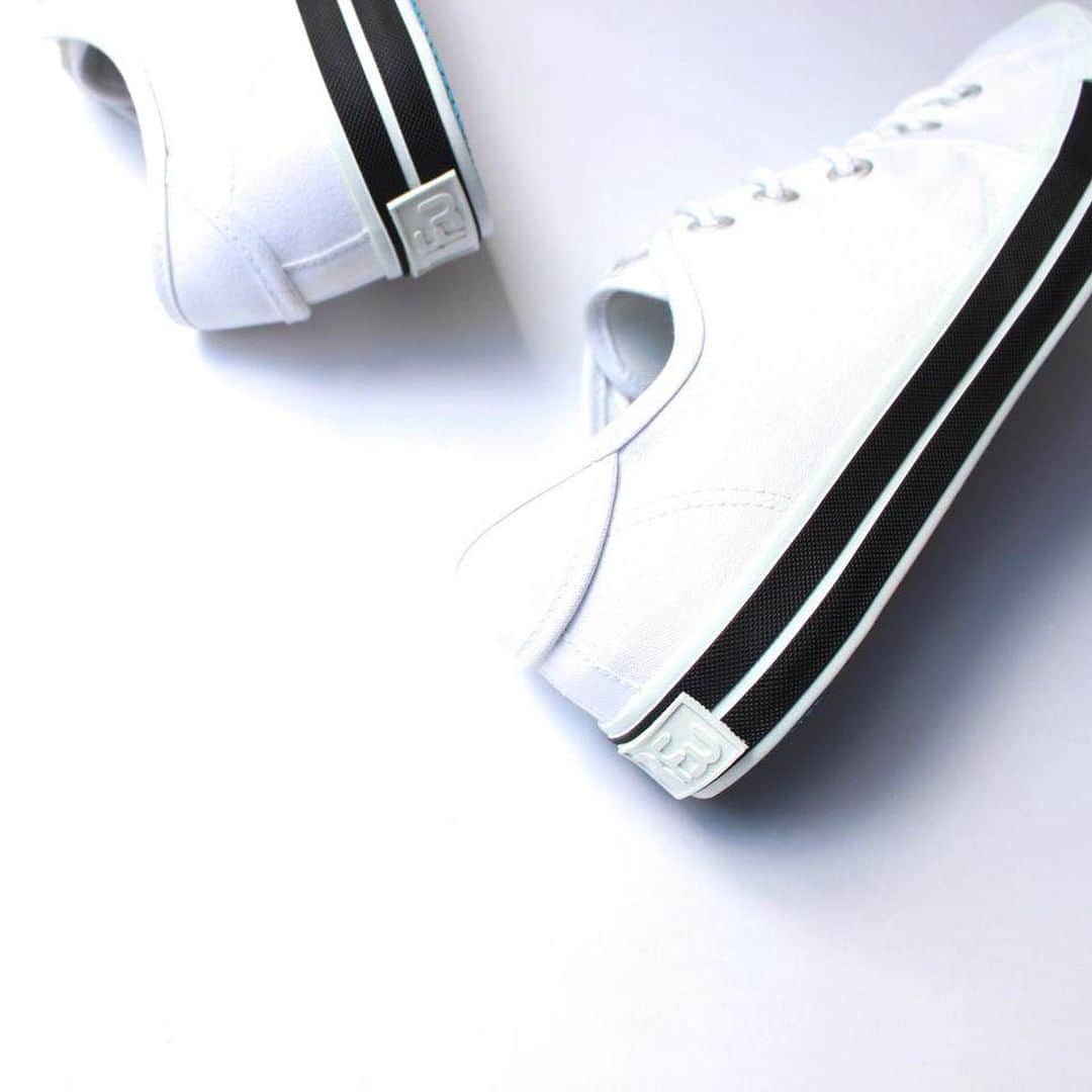のインスタグラム：「《RFW PICK UP》  SANDWICH-LO STANDARD -White- ¥11,000-  RFW定番のモデル"サンドイッチ" 2枚に分かれた羽根の立体感や ソールの2本のラインまで同色で仕上げており 上品な雰囲気も醸し出しております。 初めてRFWをお手に取るお客様にも 自信を持っておすすめします。  www.rfwtokyo.com  #rfw #rfwtokyo #rhythmfootwear #sneaker #sneakers #kicks #instashoes #instakicks #sneakerhead #sneakerheads #nicekicks #sneakerfreak #kickstagram #2020aw #autum #winter #tokyo #shibuya #東京 #渋谷 #rpm #rhythmprimarymarket #white #白」