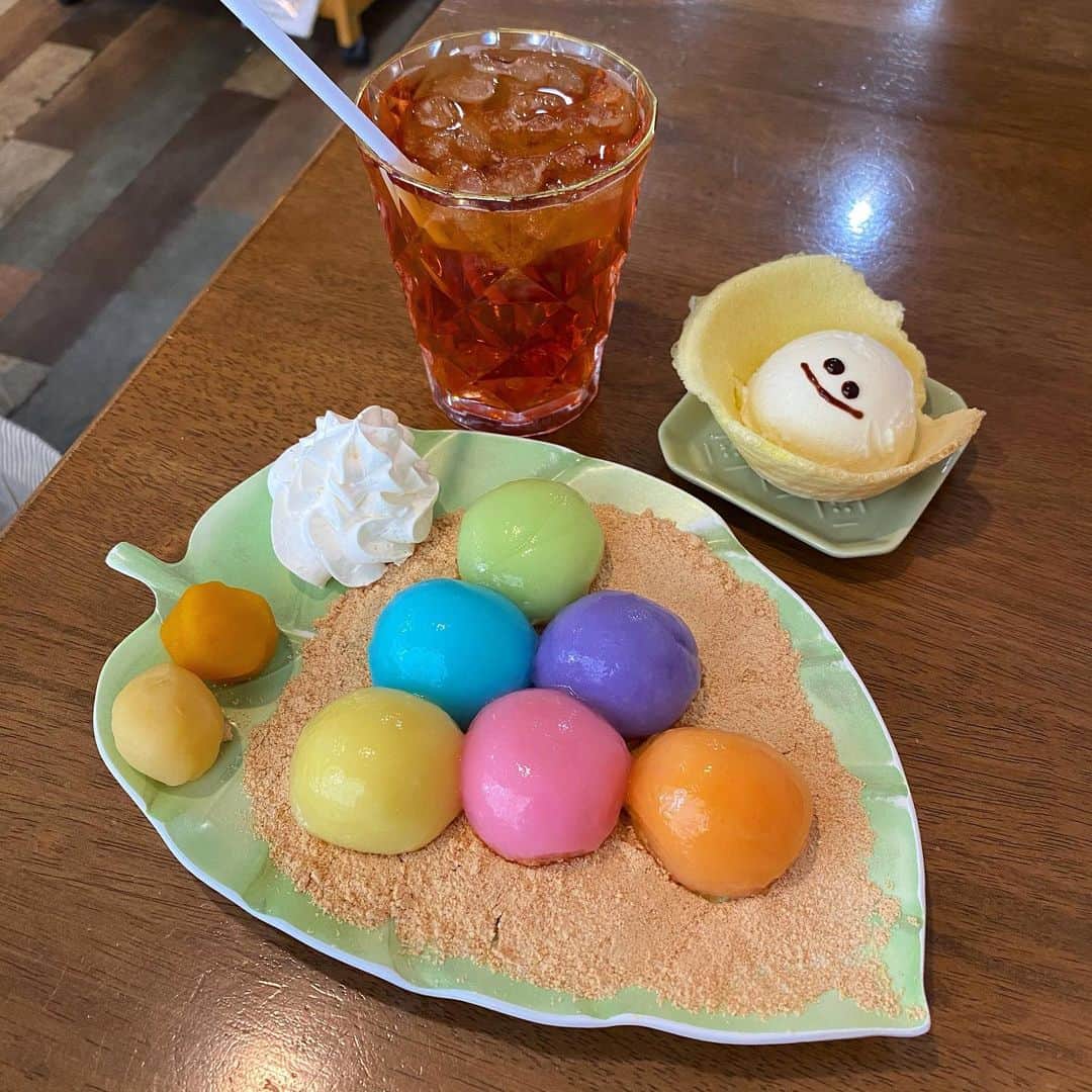 ゆうとグルメさんのインスタグラム写真 - (ゆうとグルメInstagram)「ㅤㅤㅤㅤㅤㅤㅤㅤㅤㅤㅤㅤㅤ 大阪、なんばにあるしらたまプラスさん (@shiratamaosaka)の 「カラフル白玉 ドリンクセット」1000円 ㅤㅤㅤㅤㅤㅤㅤㅤㅤㅤㅤㅤㅤ 難波駅から徒歩3分ほどのところにあるしらたまプラスさんは、しらたまスイーツ専門店！ ㅤㅤㅤㅤㅤㅤㅤㅤㅤㅤㅤㅤㅤ 今回は名物のカラフル白玉を注文🔴 ㅤㅤㅤㅤㅤㅤㅤㅤㅤㅤㅤㅤㅤ きな粉の上にのせた手作りのカラフル白玉6粒に生クリームと2種類の餡子(かぼちゃ餡、お芋餡)を添え、バニラアイスと選べるドリンクがセットになって提供されます！ ㅤㅤㅤㅤㅤㅤㅤㅤㅤㅤㅤㅤㅤ 注文が入ってから茹でてもらえる白玉は超もちもち食感！ きな粉&黒蜜の定番の組み合わせで食べてもおいしいし、添えられた生クリームや餡子との相性もばつぐん！！ ㅤㅤㅤㅤㅤㅤㅤㅤㅤㅤㅤㅤㅤ こういうカラフル系スイーツは見た目だけで味が微妙なことも多いけどここの白玉はしっかりおいしくて良い意味で予想を裏切られました！ ㅤㅤㅤㅤㅤㅤㅤㅤㅤㅤㅤㅤㅤ お店の場所がちょっとわかりにくいけど中国式マッサージのお店がある建物の3階に店舗があります！ メニューも豊富で値段もお手頃だしかなりおすすめ！！ ㅤㅤㅤㅤㅤㅤㅤㅤㅤㅤㅤㅤㅤ ※昨年撮りためた写真を中心に投稿しています ㅤㅤㅤㅤㅤㅤㅤㅤㅤㅤㅤㅤㅤ ------------------------------------------ 📍大阪府大阪市中央区難波千日前13-18 ⏰12:00〜19:00 🛌不定休 🚃難波駅から徒歩3分 ------------------------------------------ #難波カフェ #しらたまプラス #白玉 #しらたま」1月22日 18時00分 - yuuuuto38