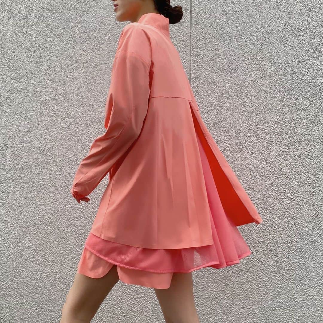 DANSKIN Japanのインスタグラム：「【RUN STYLE】⁠ ⁠ 明るい気持ちに導いてくれそうな鮮やかなバミリオンカラー。⁠ ⁠ 後見頃がファスナー開閉できるアレグロフーディーは、⁠ 動きにあわせて揺れるメッシュ素材のフレアーがエレガント。⁠ ベンチレーションで通気性に優れており、⁠ すこし長めの丈感はレギンスとも合わせやすい設計です。⁠ ⁠ 同シリーズのショートパンツとあわせてセットアップスタイルに。⁠ ⁠ 上下ともに撥水、UVケア(UPF15-30、紫外線カット率85%以上)機能をもつストレッチ素材。⁠ ⁠ エレガントなデザイン性と鮮やかなカラーで⁠ やる気を引き出してくれそうなランニングアイテム。⁠ ⁠ ⁠ フレアフーディ―⁠ DANSKIN ALLEGRO HOODIE⁠ No.DC30101　¥24,200⁠ ⁠ ショートパンツ⁠ DANSKIN ALLEGRO SHORT⁠ No.DC40150　￥11,000⁠ ⁠ 商品詳細はタグ付けをチェック✔️してください。 ⁠ ⁠ #danskin #danskinjapan #ダンスキン #しなやかに生きる⁠ ⁠」