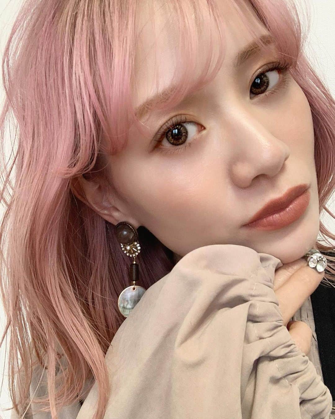 のインスタグラム：「今日はさりげなーく購入してたSUQQUの新アイシャドウシグニチャーシャドウの春雲を使ってアイメイクしたのでpost❤️  これは絶対買うと決めてた‼️ あと陽香色も買ったからそれは明日使ってみるよ❤️ 春雲はブルーとコーラルオレンジの組み合わせが本当に可愛くて🥺  アイシャドウ→ @suqqu_official シグニチャーカラーアイズ春雲 アイライナー→ @canmaketokyo クリーミィタッチライナービターキャラメル カラコン→ @glamupjapan シュガーブラウン リップ→ @narsissist エアーマットリップ00033 ピアス→ @monica91k   ヘアカラー変えてきた♡ 3回目のブリーチ‼️ @ariga_rocca 有賀さんの腕の良さにいつも感動🥺❤️ 透け透けピンクになりました🥰  #シグニチャーカラーアイズ#新作コスメ#春雲#マットリップ#アイメイク#韓国メイク#韓国風メイク#ハイトーン#ハイトーンカラー#カラコン#カラコンレポ#カラコンレビュー#カラコン着画#グラムアップ#메이크업#마수나가#아이메이크업」