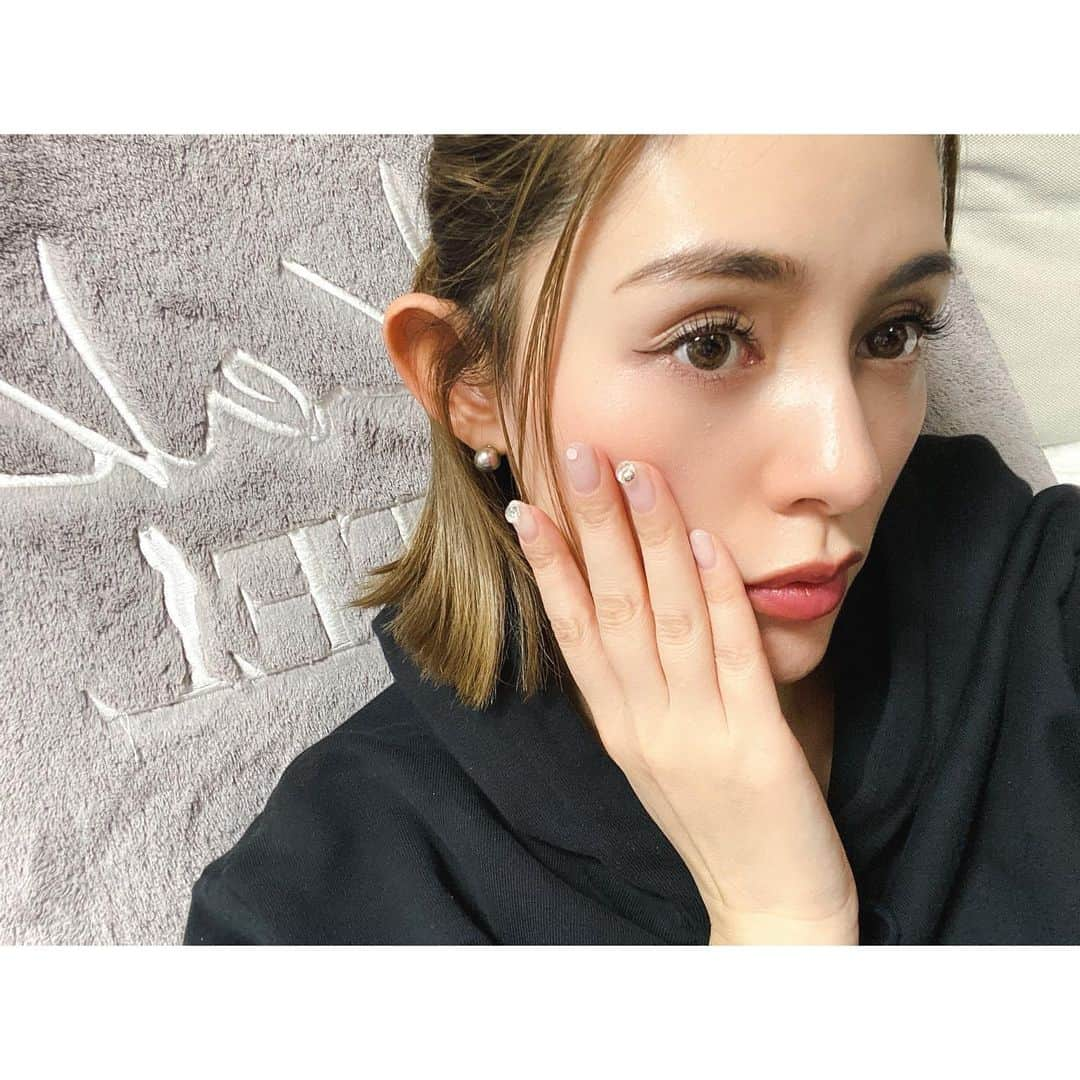 渡辺知夏子のインスタグラム：「ネイルサロンに行って来ました✨ . クリアのニュアンス可愛いです 写真より実際もっと可愛いです！ @nailsalonetoile  いつも相談させてもらいながら可愛くしてくださってます💕 シールド、マスク、アルコールで最小人数で施術していて安心してサロンに行けました。 外出は久しぶりですが、 ネイルを可愛く綺麗にして頂き元気になりました😭✨ . . 急に打ち合わせとかで話してもほとんど1人で家に居るので、ちゃんと口が回らない😂笑 口も回ってないけど、頭も回ってないかもね🌀 . もずくといつも以上に会話するかー 言うこと大体決まってるけど〜 . . 皆も元気になることしてねーーー！ . #ジェルネイル #パラジェル #nailsalon  #ニュアンスネイル  #コロナウイルスが早く終息しますように  #愛犬もずく #きゅんです  #chikakonails」