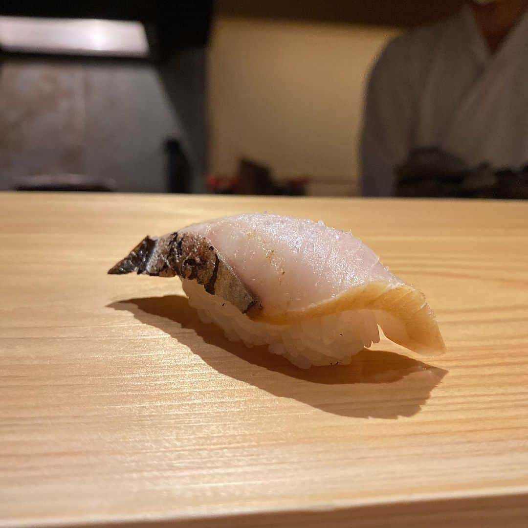 福見真紀のインスタグラム：「12月に行ったお鮨🍣 わたしほんとお鮨のために頑張って働いてるよ🥺 しばらく外食出来ないから写真見ながら呑みます🍶笑  #鮨利崎」