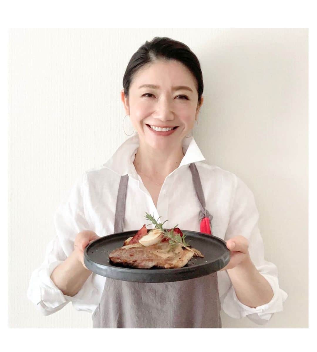市橋有里のインスタグラム：「たまにはお肉の添え物を根菜で☻  ポークソテーに添えたのは、 焼いた根菜たちをハニージンジャードレッシングでマリネしたもの。これ、根菜たちがメインになるくらい美味♪  詳しいレシピはプロフィールの ところから見られるのでぜひ✨ ・ #ポークソテー #ハニージンジャードレッシング #疲労回復 #温活 #腸内環境」
