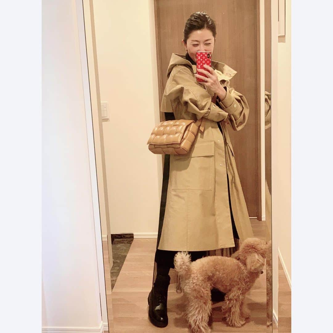 坂田陽子さんのインスタグラム写真 - (坂田陽子Instagram)「暖かくて チュールレースのスカートでも履きたい気分。 かるた🐩はお散歩と勘違い？ ・ ・ 土日は都心でも降雪の可能性がって？？ 皆さま。体調にお気をつけ下さい😊 ・ ・ #暖かい1日 #それだけでなんだか嬉しい #スーパーに行くだけでも」1月22日 18時07分 - yokosakata