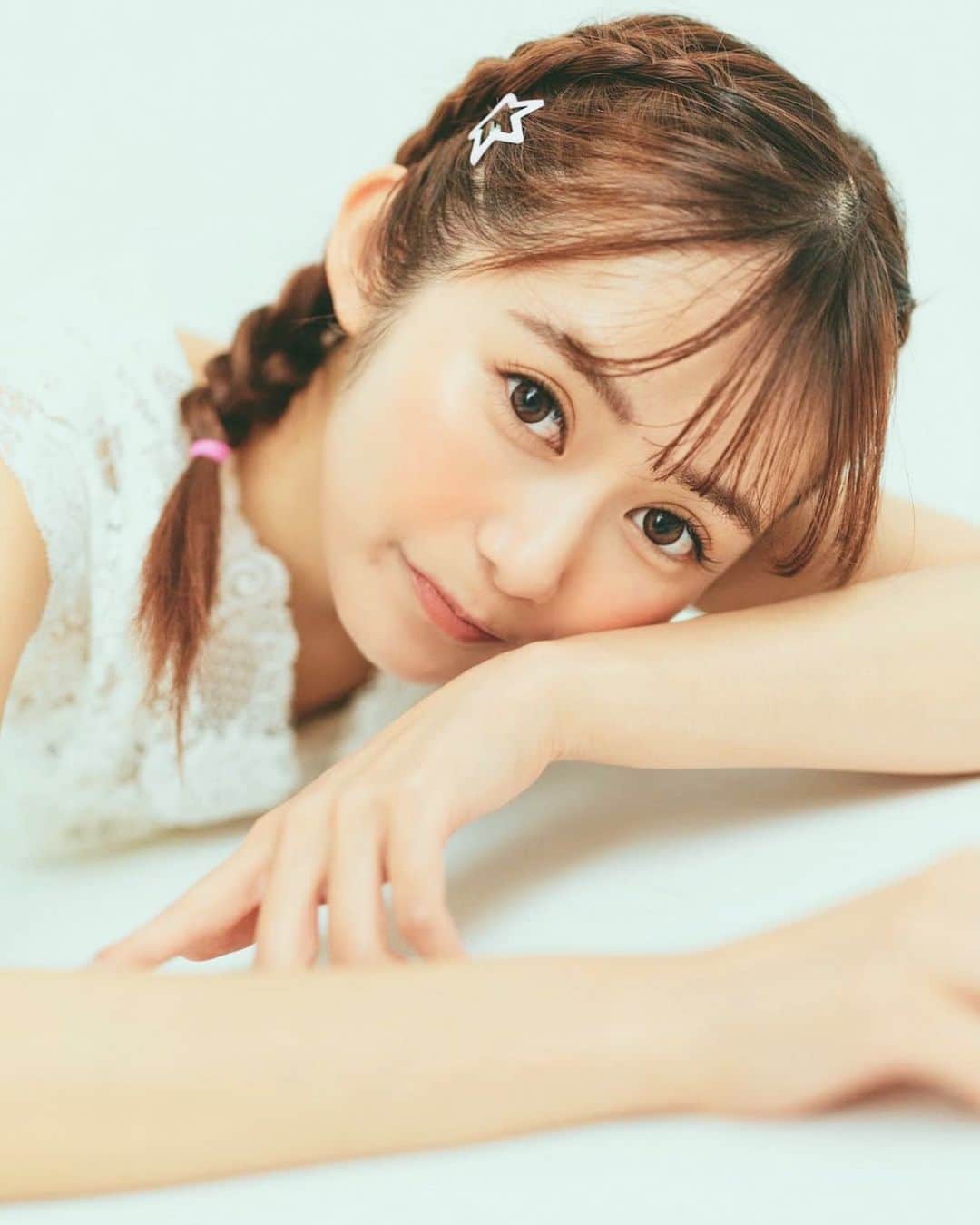 後藤佑紀のインスタグラム：「. なんともいえん指🤏🤏 . #スタジオミルク ® #フォトグラファー #ポートレート #portrait #kawaii #girl #ヘアメイク #サロモ #モデル  #ポトレ #被写体 #作品撮り #作品撮りモデル」