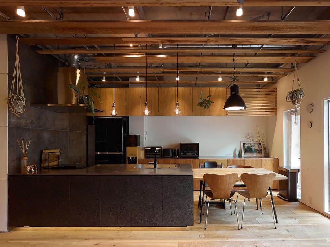 ハコリノベさんのインスタグラム写真 - (ハコリノベInstagram)「2021.1.22﻿ 鉄板の扉材で造作したキッチンがこの空間の主役。﻿ ﻿ 無垢材で囲まれた空間を引き締めてくれます。﻿ ﻿ ﻿ 〜イベントのお知らせ〜﻿ AFTER RENOVATION-ライフスタイル見学会-﻿ @大阪市城東区﻿ 2021.1.30(土) 10:00〜16:00﻿ ﻿ ハコリノベでリノベーションをした、素材感豊かなヴィンテージ調のお住まいをのぞいてみませんか？﻿ 新型コロナウイルス感染予防に配慮し、開催させていただきます。﻿ 詳しくはプロフィールのURLからイベントページへ！﻿ ﻿ #ハコリノベ#ハコリノベ北堀江#ハコリノベ横浜山下公園#リノベーション#マンションリノベーション#リノベーション大阪#リノベーション神戸#リノベーション横浜#リノベーション東京#家づくり#住まいづくり#住まい#暮らし#インテリア#空間デザイン#renovation#hacorenove#インテリアコーディネート#天井ルーバー#キッチン#ダイニング」1月22日 18時09分 - haco_renovation