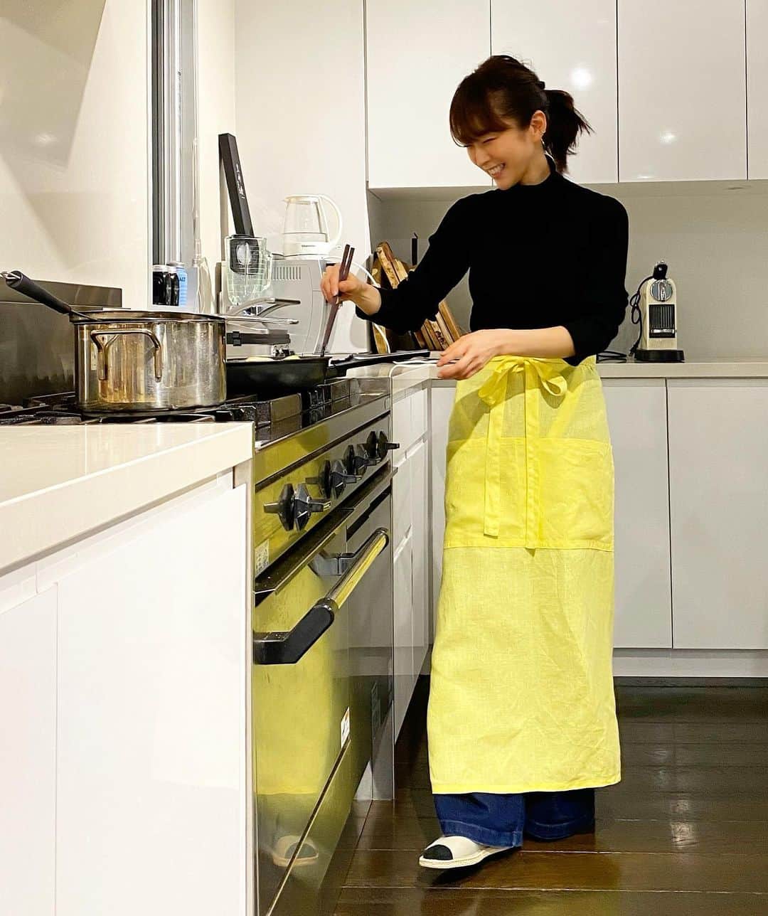 松井美緒さんのインスタグラム写真 - (松井美緒Instagram)「…帰宅して 大急ぎで作ってる肉じゃが。 . . 写真は いつも笑ってるけど 怒る時もたまにある… たまにね。 たまに。 . . . . うそです。 たまにではありません😆 . . . . #母さん　 #エプロン」1月22日 18時11分 - mio.matsui
